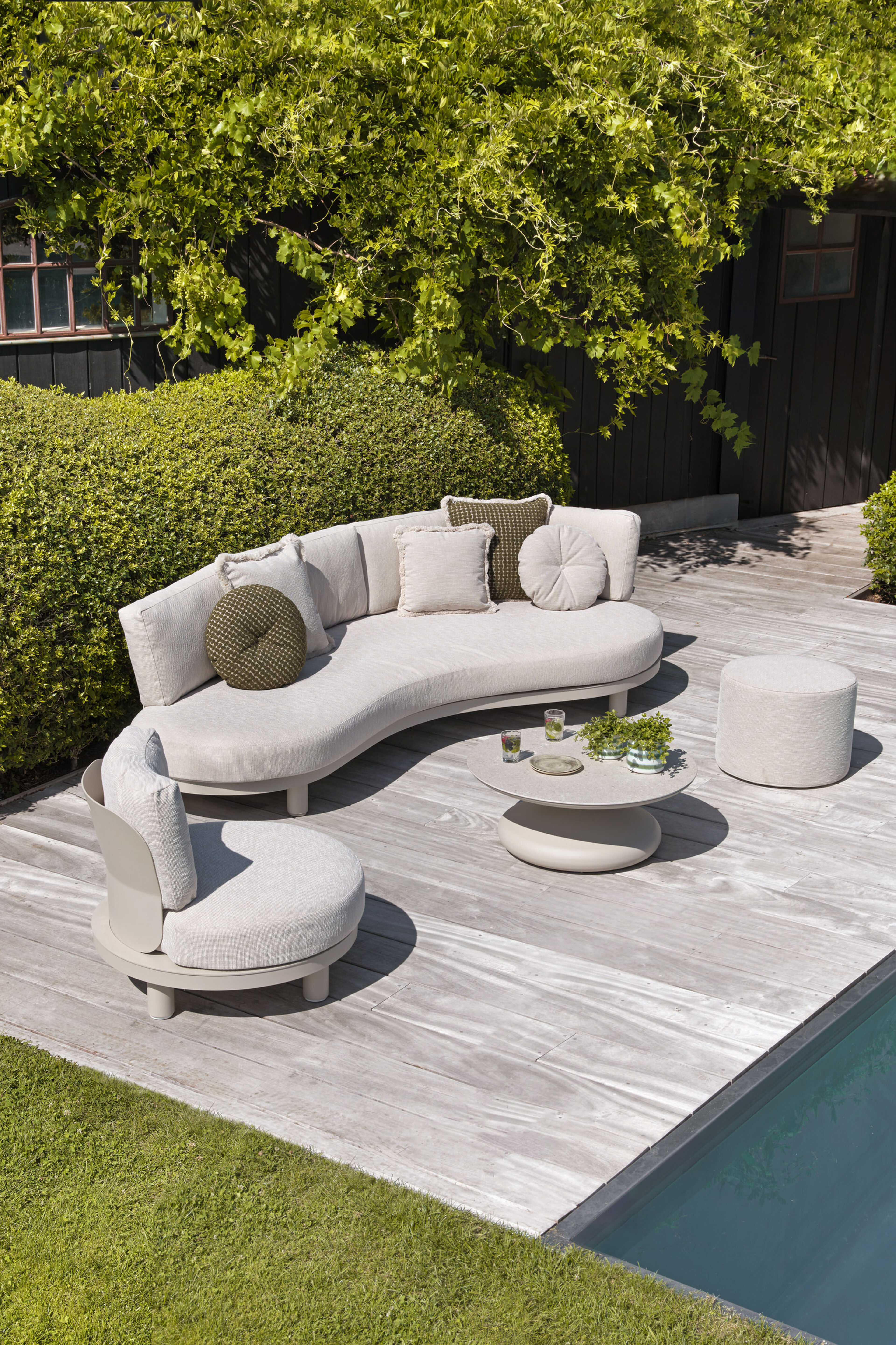 Donato loungebank in beige aluminium met lopi marble all weather sunbrella® luxe kussen