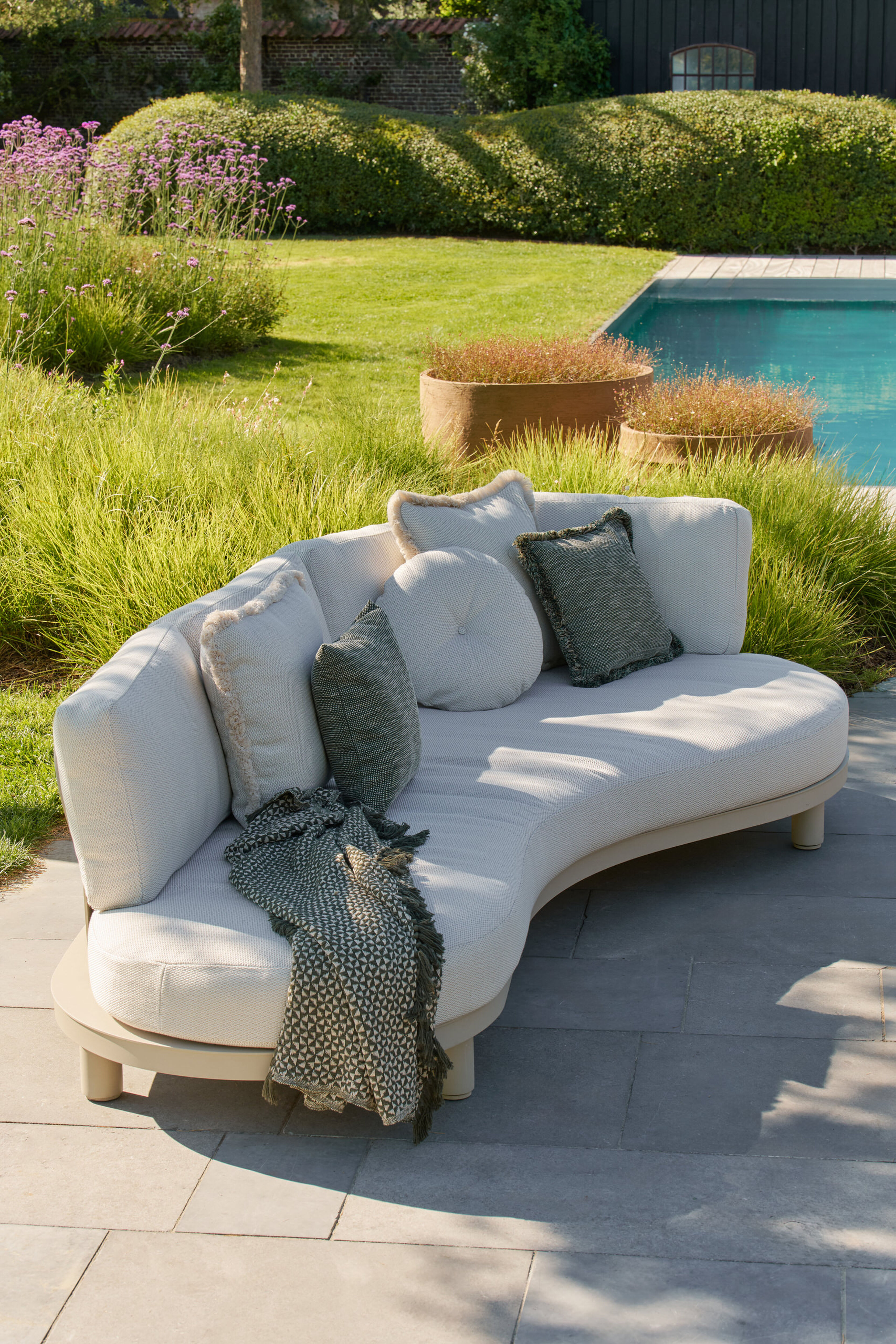 Donato loungebank in beige aluminium met lopi marble all weather sunbrella® luxe kussen