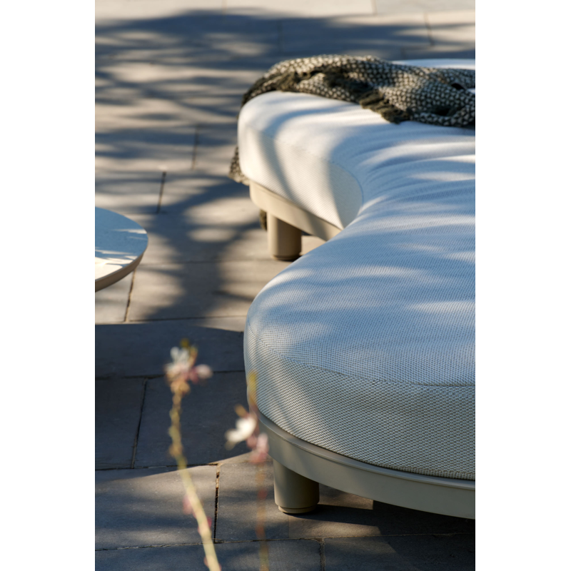 Donato loungebank in beige aluminium met natte heather beige all weather sunbrella® luxe kussen