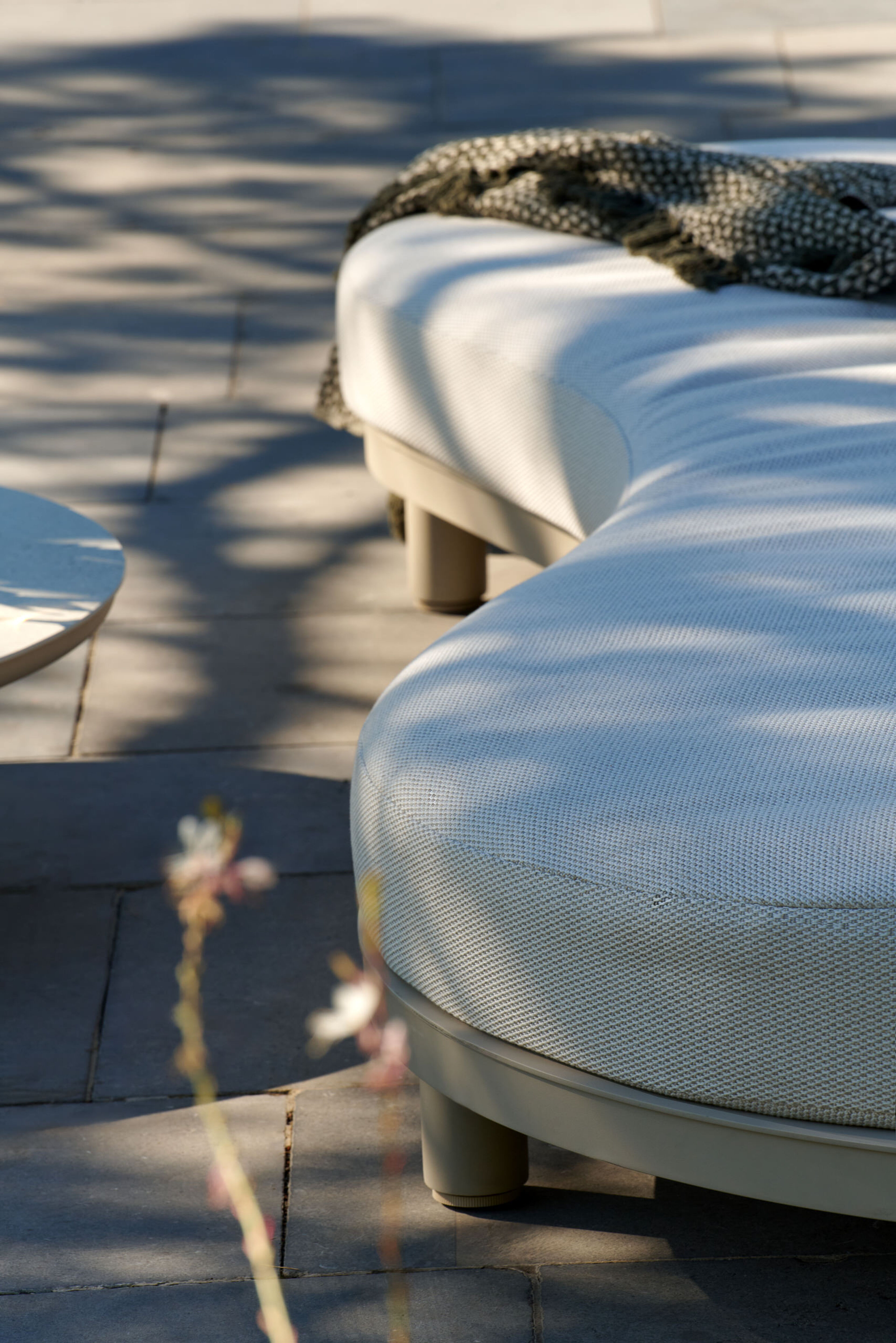 Donato loungebank in beige aluminium met lopi marble all weather sunbrella® luxe kussen