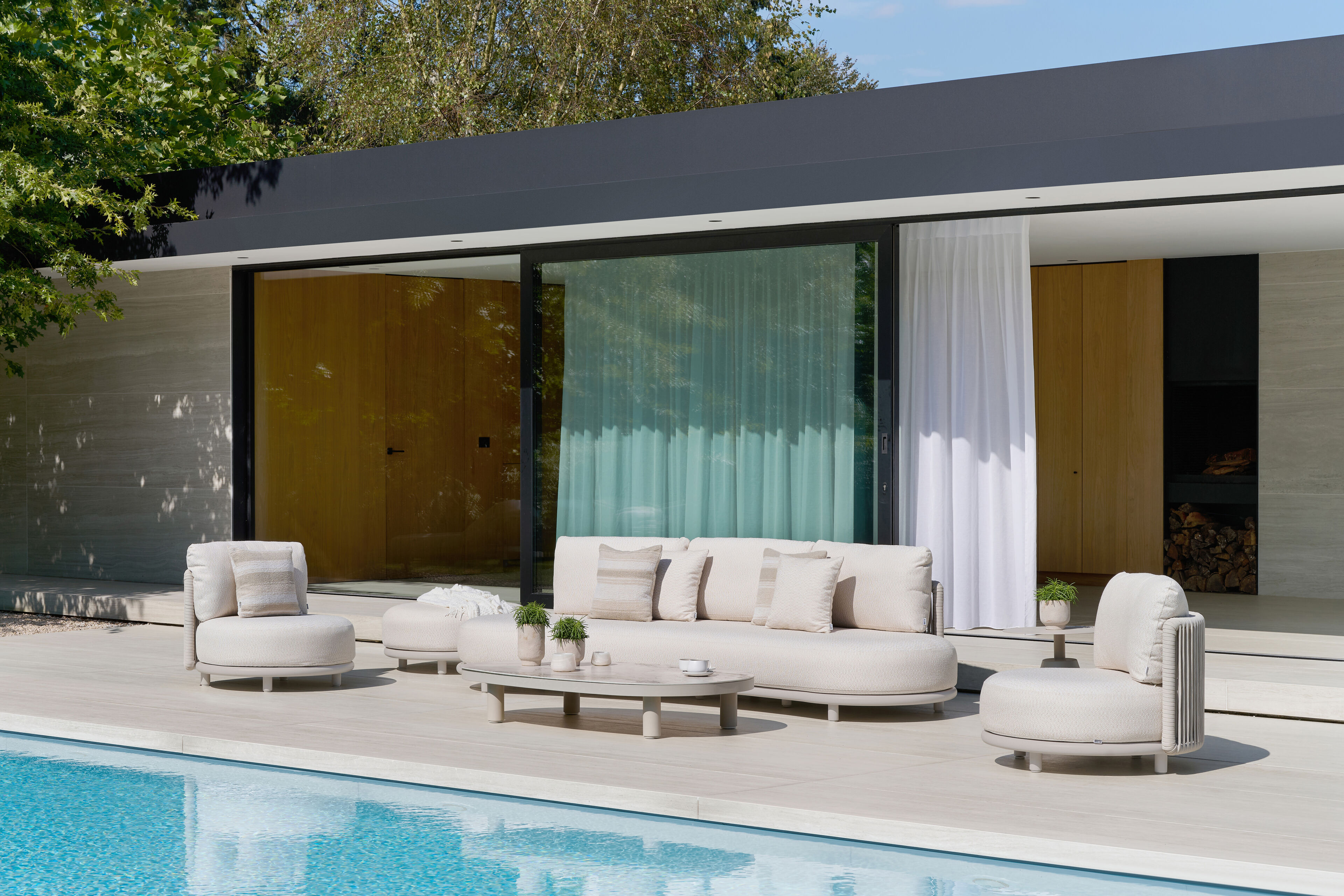 Lomano loungeset in beige aluminium en beige verticaal geweven luxe vlakke rope met Althea Off White all weather cosytica