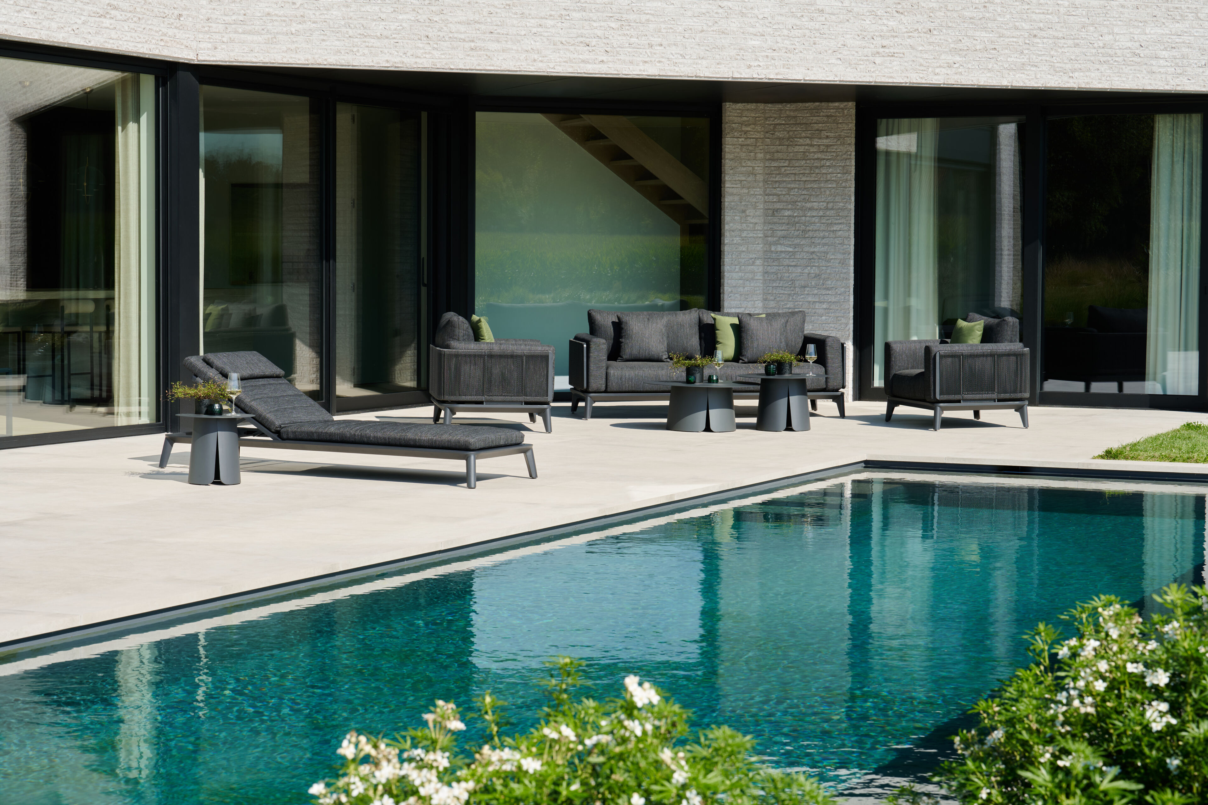 Mosa loungeset in zwart aluminium en zwart gedraaide ronde wicker met sky black weather+ softtouch kussens