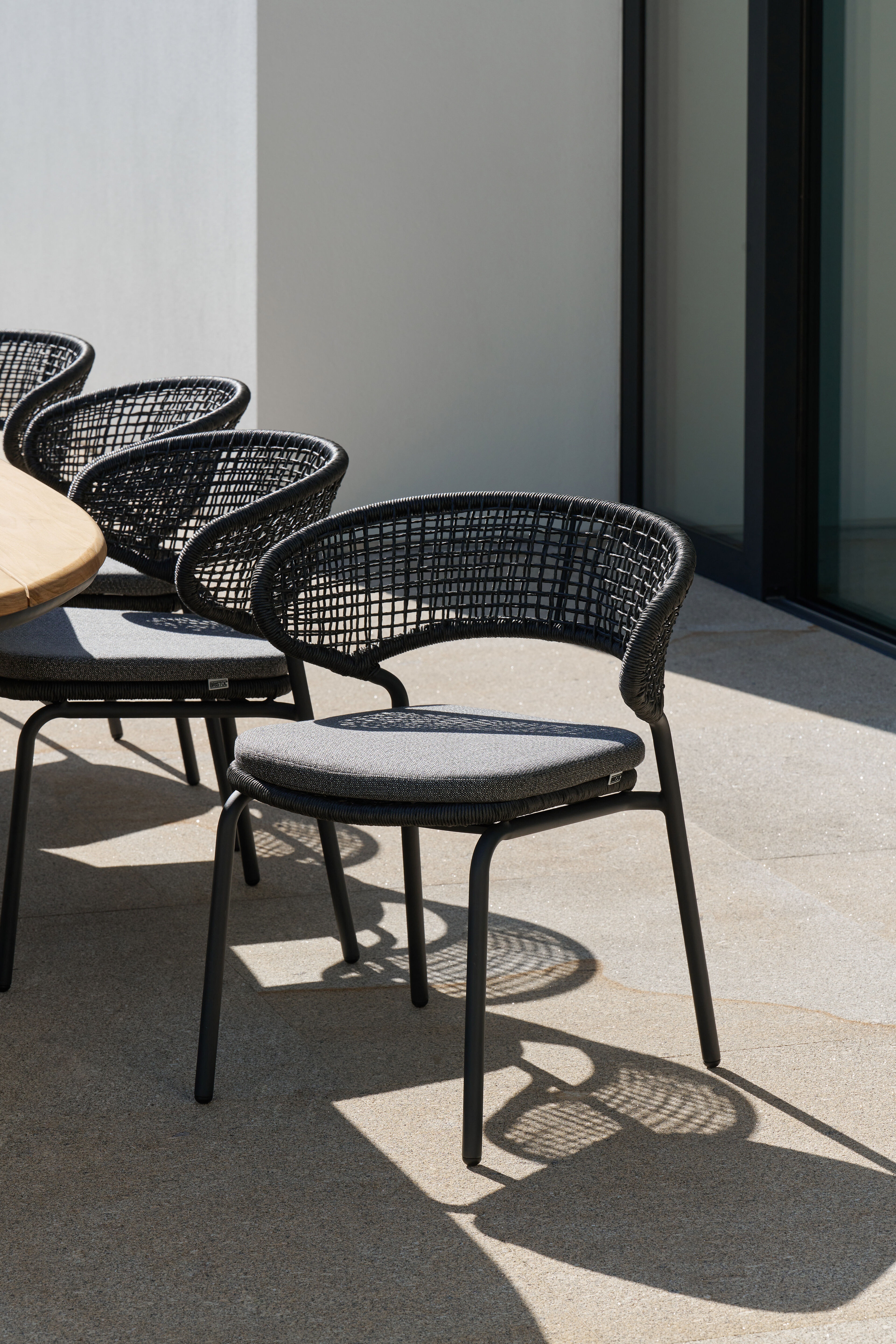 Donato XL stapelbare tuinstoel in zwart aluminium en zwart wicker