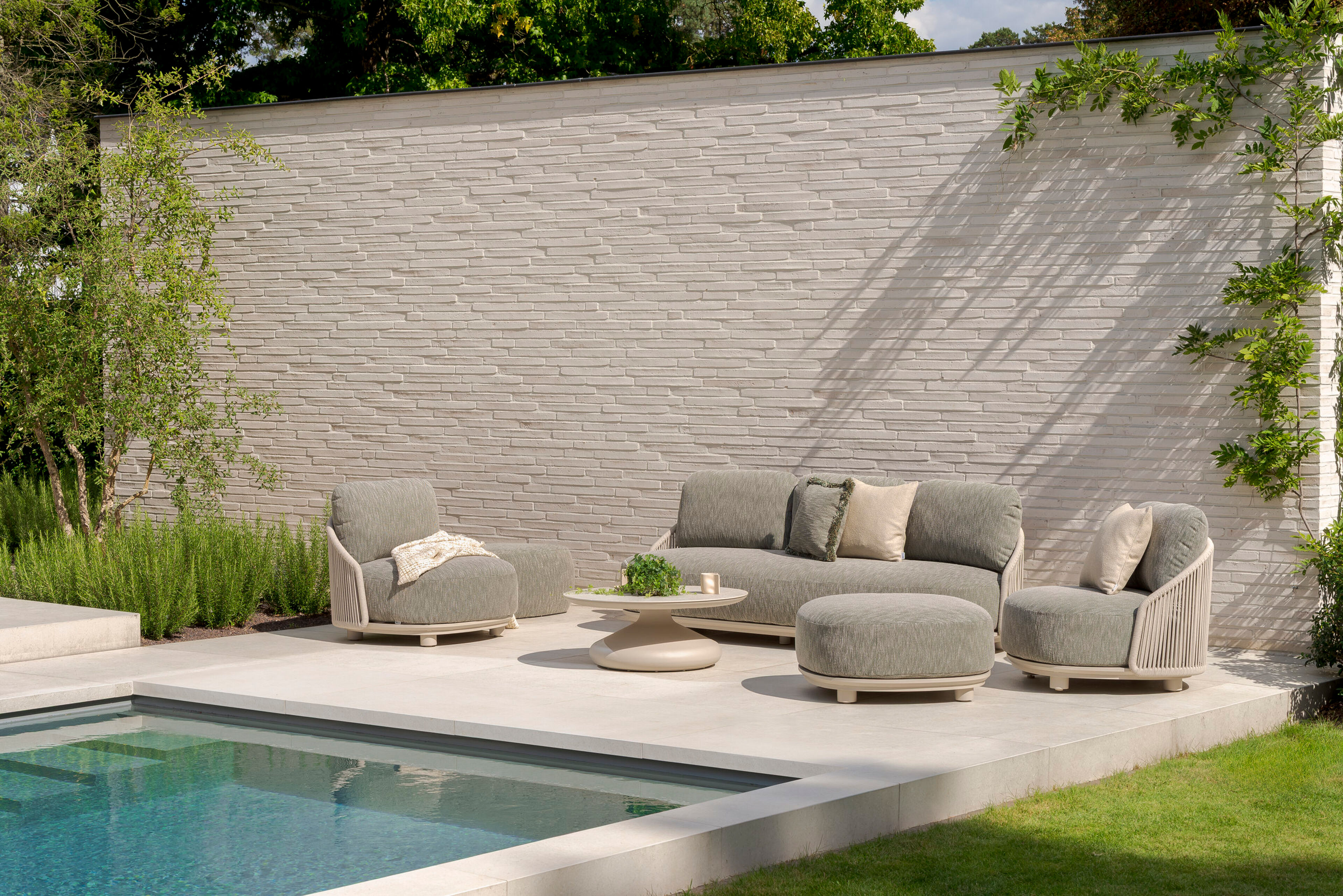Vadelo loungeset in beige aluminium en beige verticaal geweven ronde rope met chartres pewter all weather sunbrella® luxe kussen