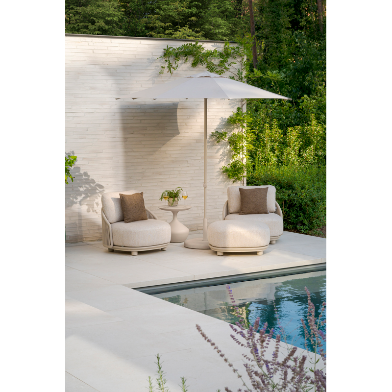 Fauteuil de jardin Vadelo en aluminium beige et corde ronde tissée verticalement beige et coussins en all weather cosytica marbella ecru