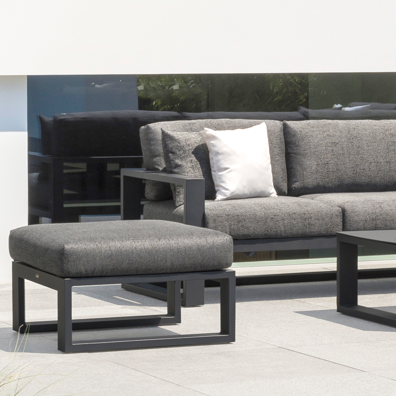 Verato poef in zwart aluminium met natte linen chalk all weather sunbrella® luxe kussen