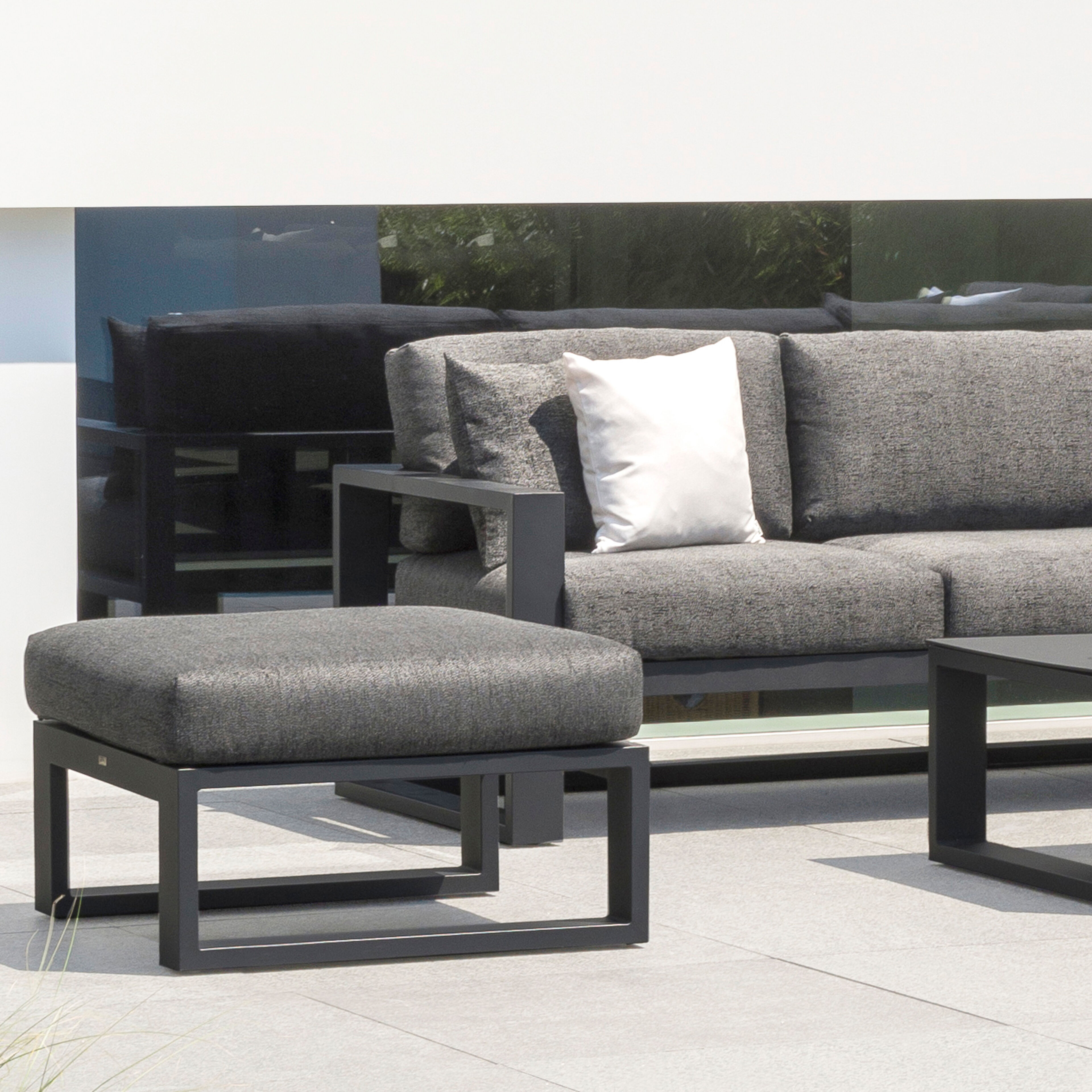Verato poef in zwart aluminium met savane tornado all weather sunbrella® luxe kussen