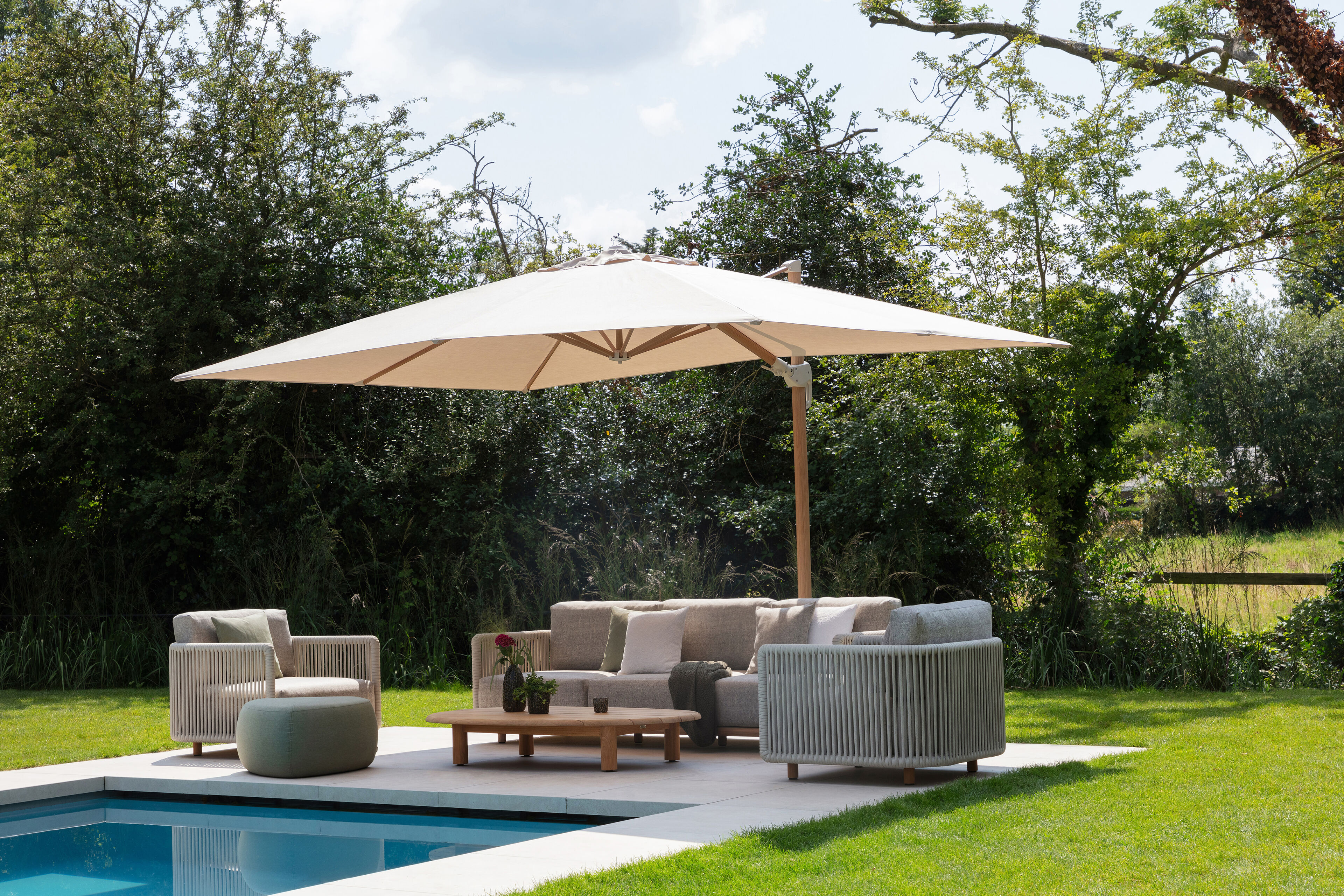 Parasol pendant Rufina avec fonction tilt en aspect de bois avec toile de parasol en all weather sunbrella® premium beige - Lg.1 400 x Lg.2 300 cm (sans pied de parasol)