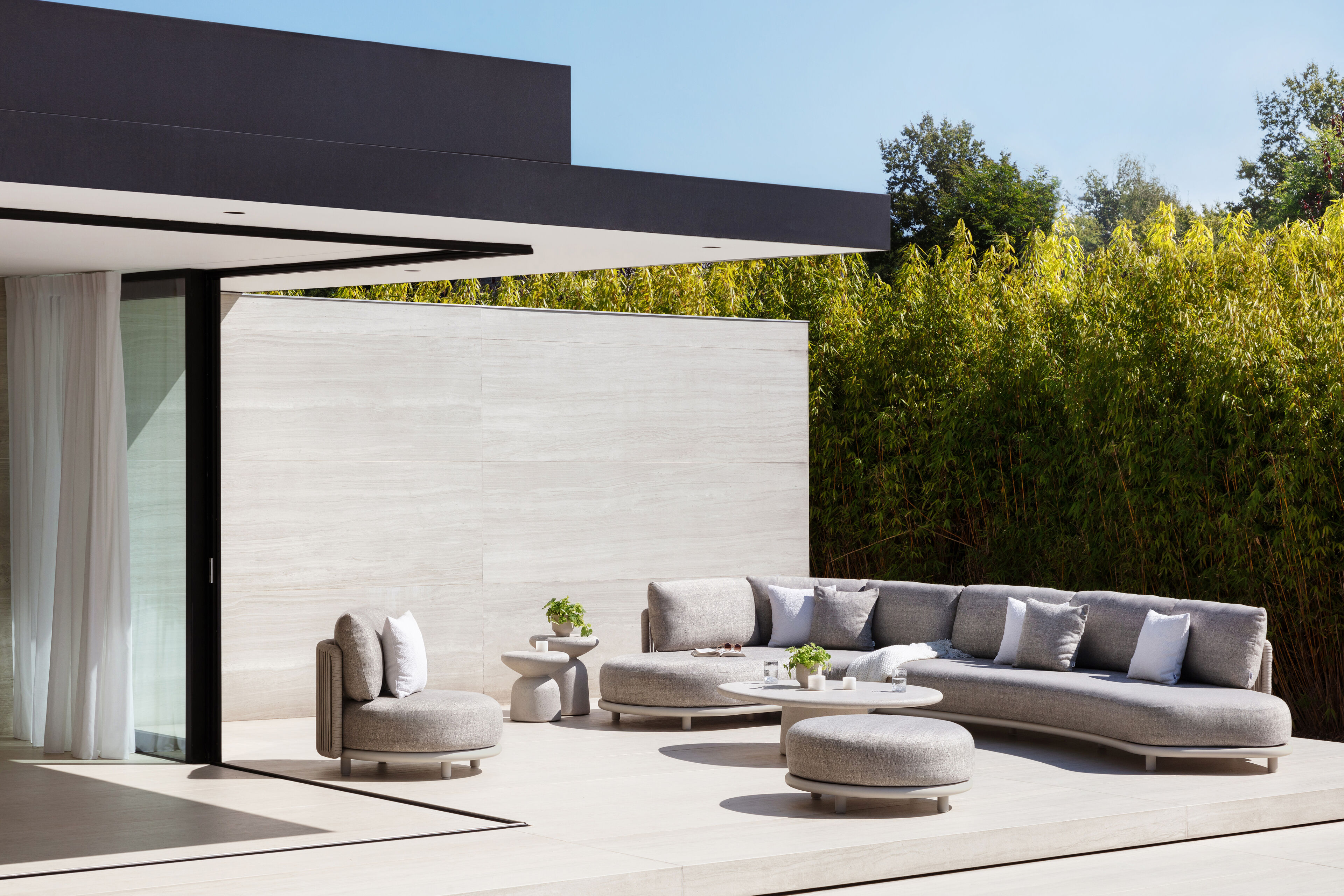 Lomano loungehoek in beige aluminium en beige verticaal geweven luxe vlakke rope met Tundra Sand all weather sunbrellaÂ® luxe