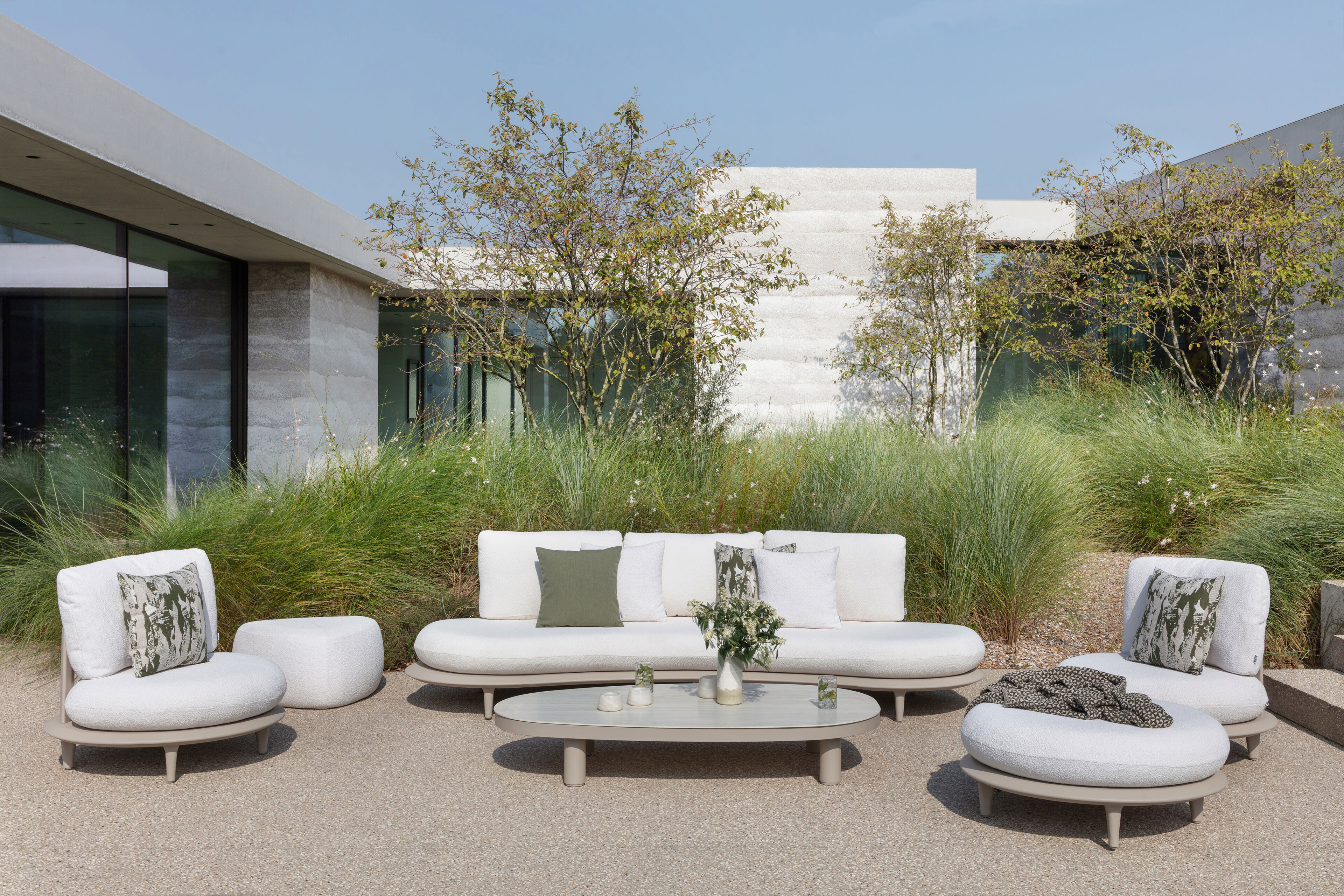 Salon de jardin Bomero en aluminium beige et coussins en all weather solica firenze natural