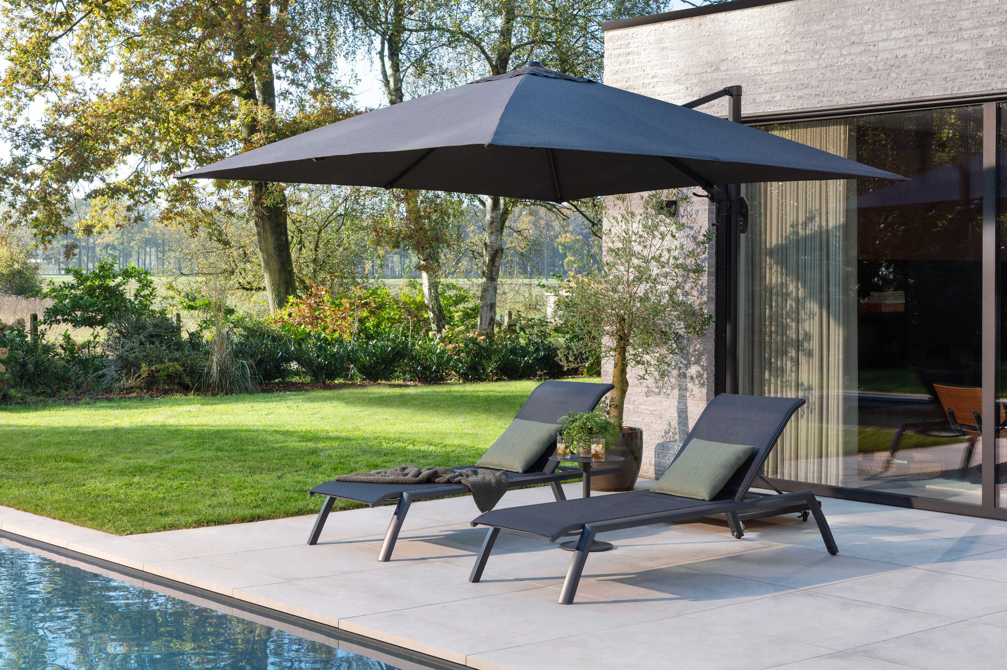 Table d'appoint Litta en aluminium noir - Diam. 43 x Haut. 50 cm