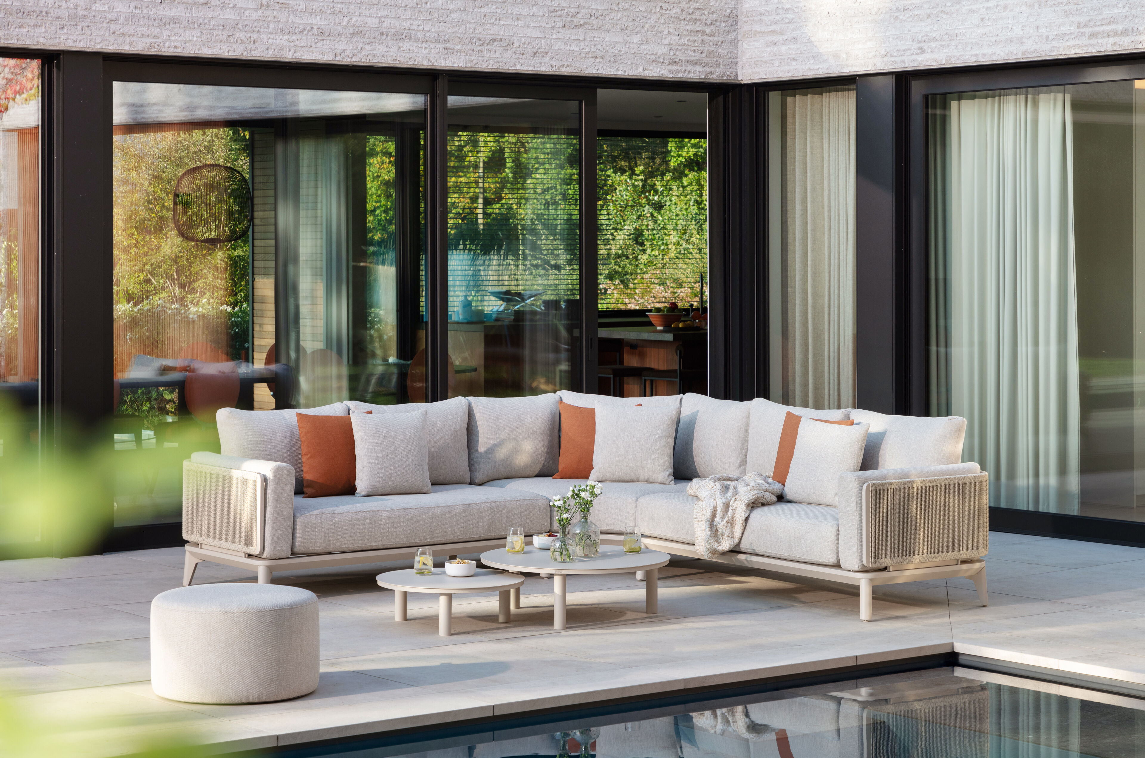 Lindo loungetafel in beige aluminium en sintered stone crema minerale