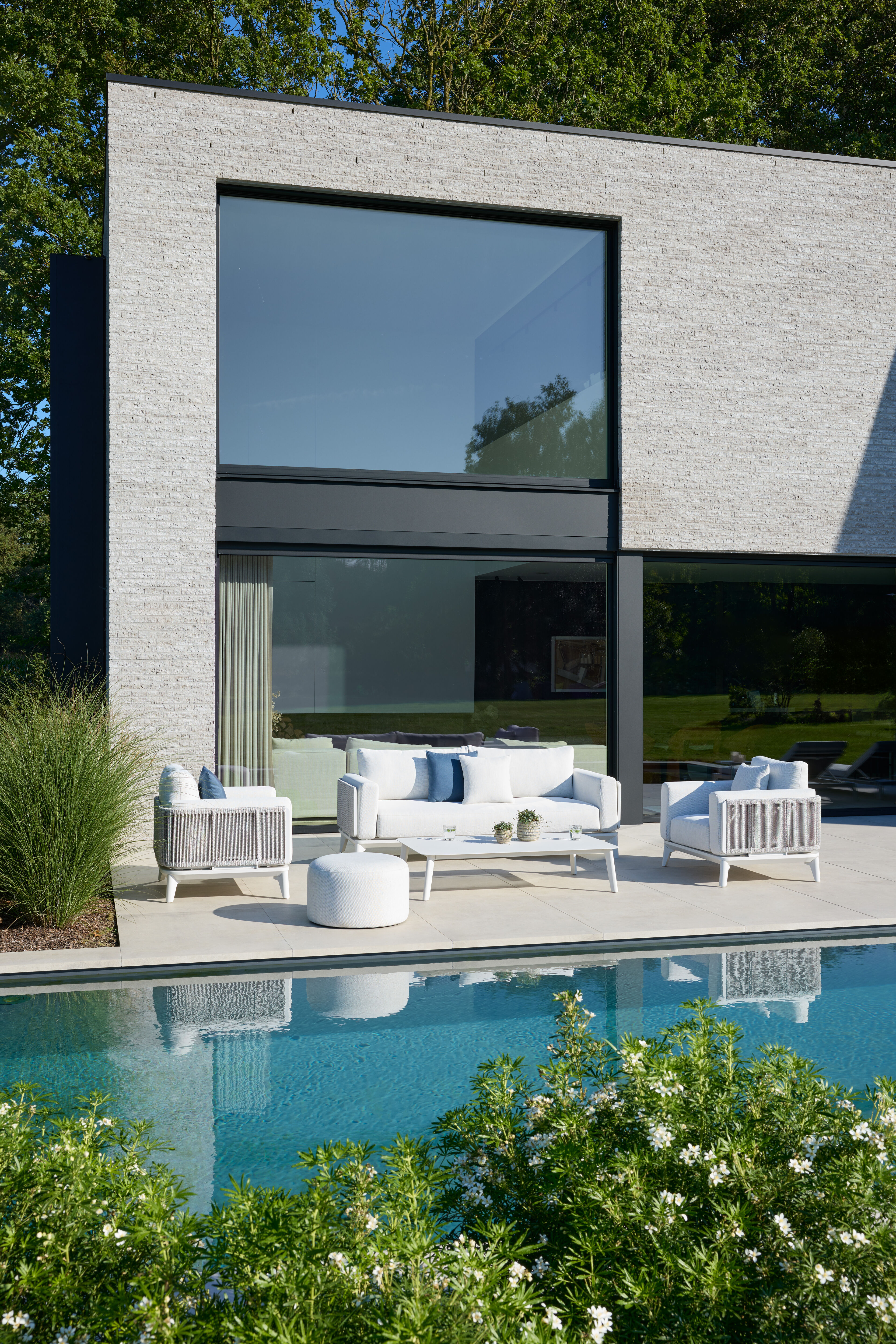 Mosa loungeset in wit aluminium en wit-grijs gedraaide ronde wicker met sand weather+ softtouch kussens