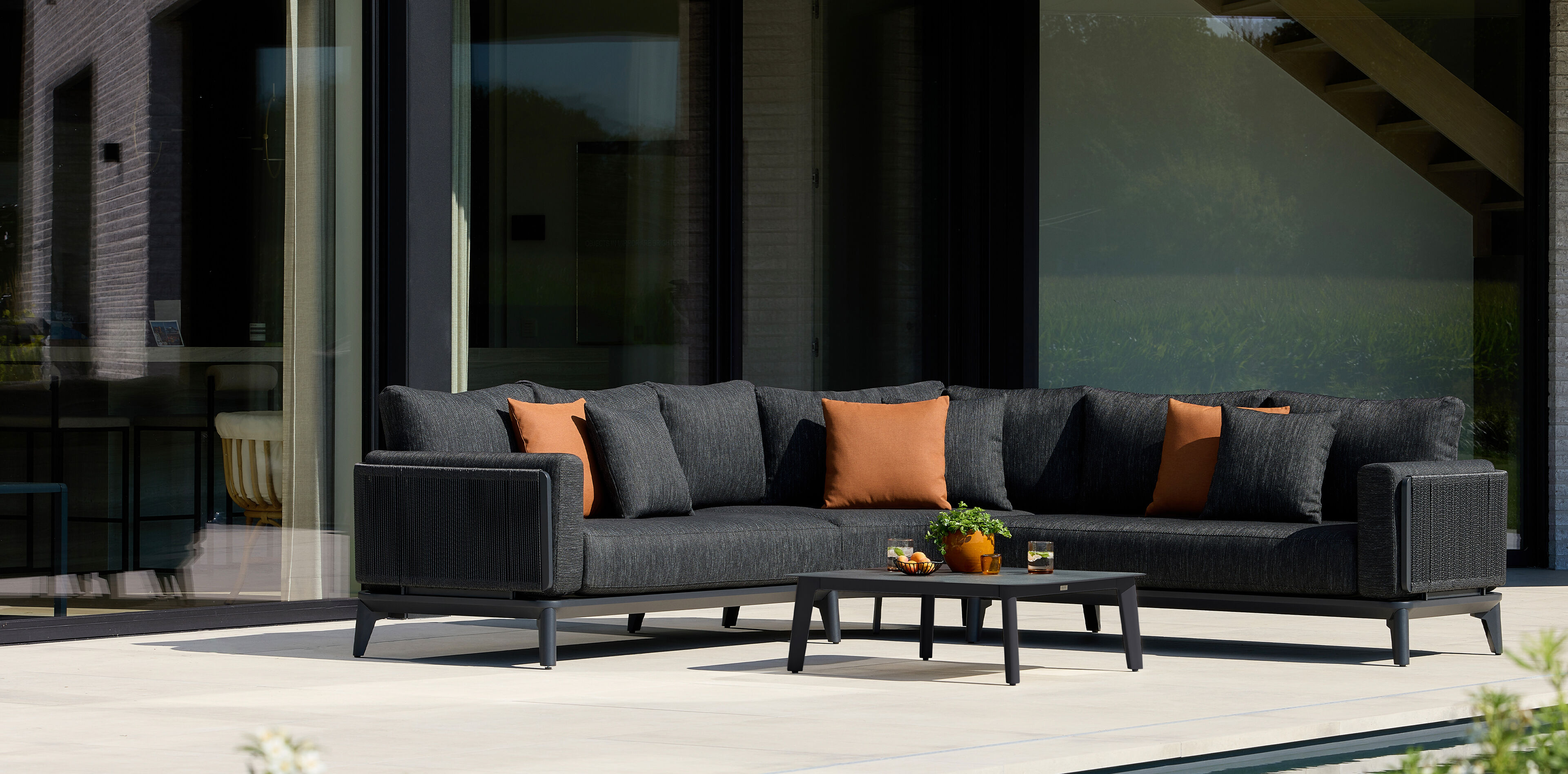 Salon de jardin d'angle Mosa en aluminium noir avec coussins en all weather sunbrella® premium natte sooty et table basse