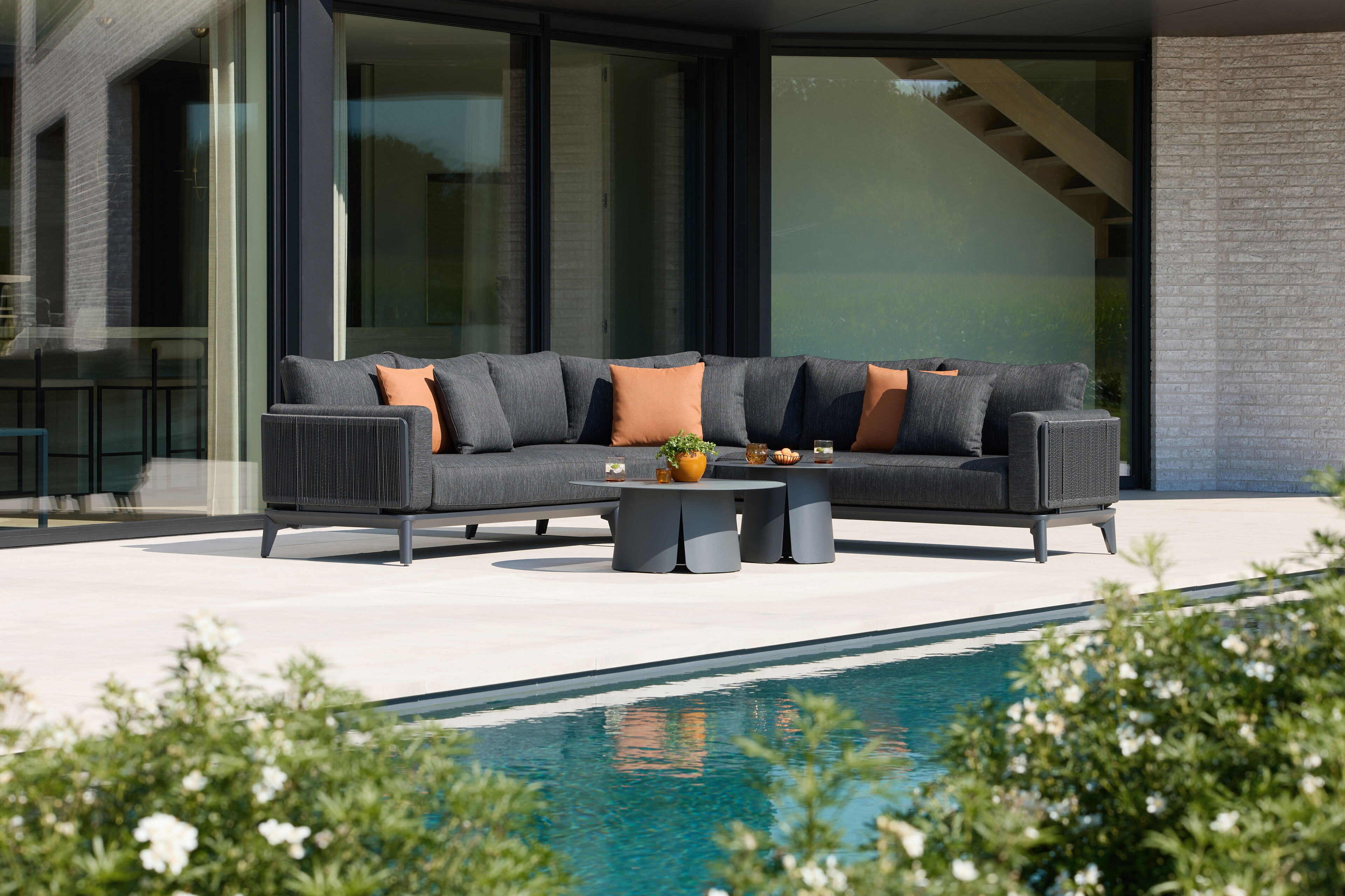 Mosa loungehoek in zwart aluminium en zwart gedraaide ronde wicker met sky black weather+ softtouch kussens