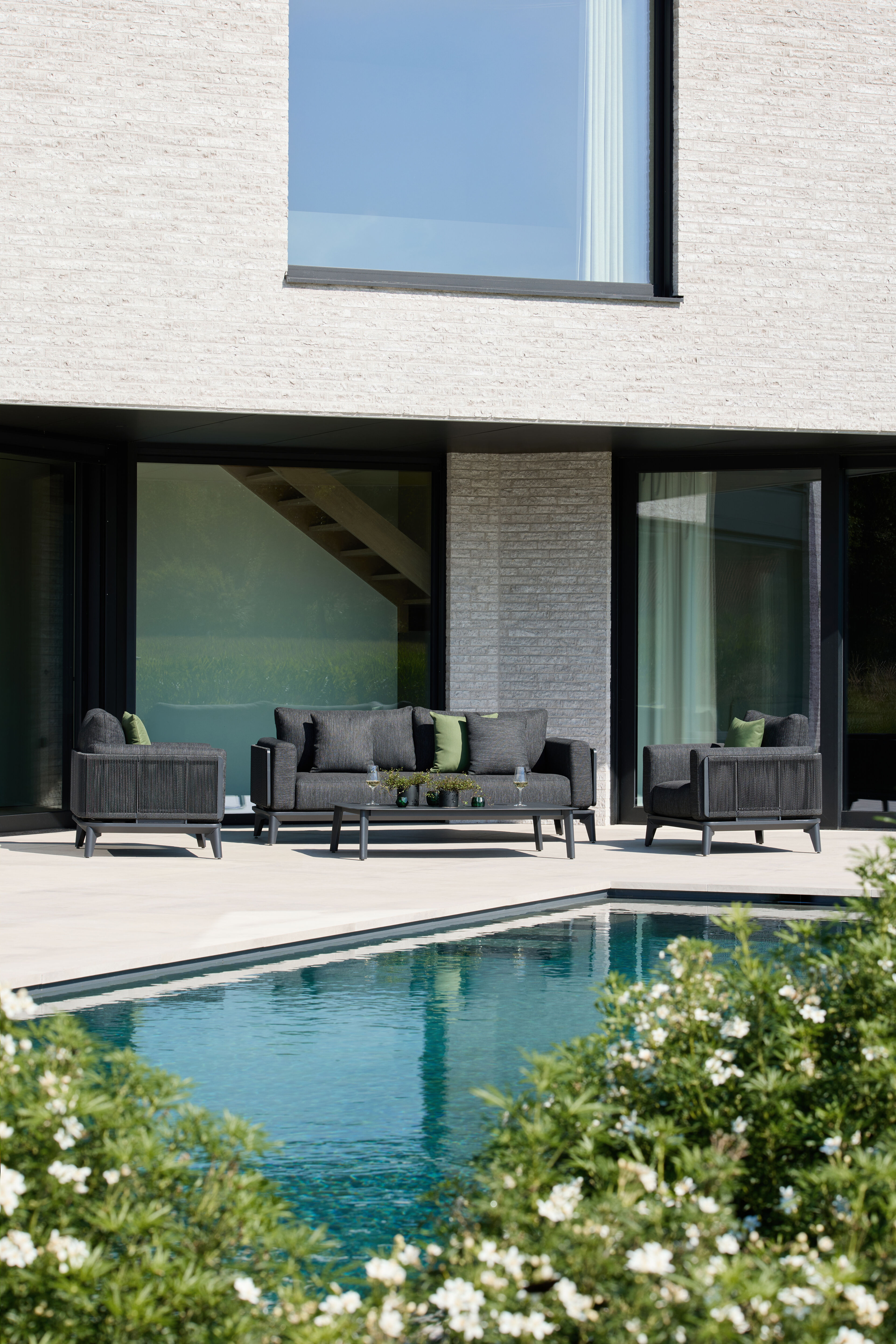 Mosa loungeset in zwart aluminium en zwart gedraaide ronde wicker met sky black weather+ softtouch kussens