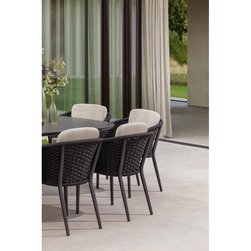 Orso stapelbare tuinstoel in zwart aluminium en zwart horizontaal geweven ronde rope met stoelkussen in All Weather Sunbrella® Luxe Natte Linen Chalk