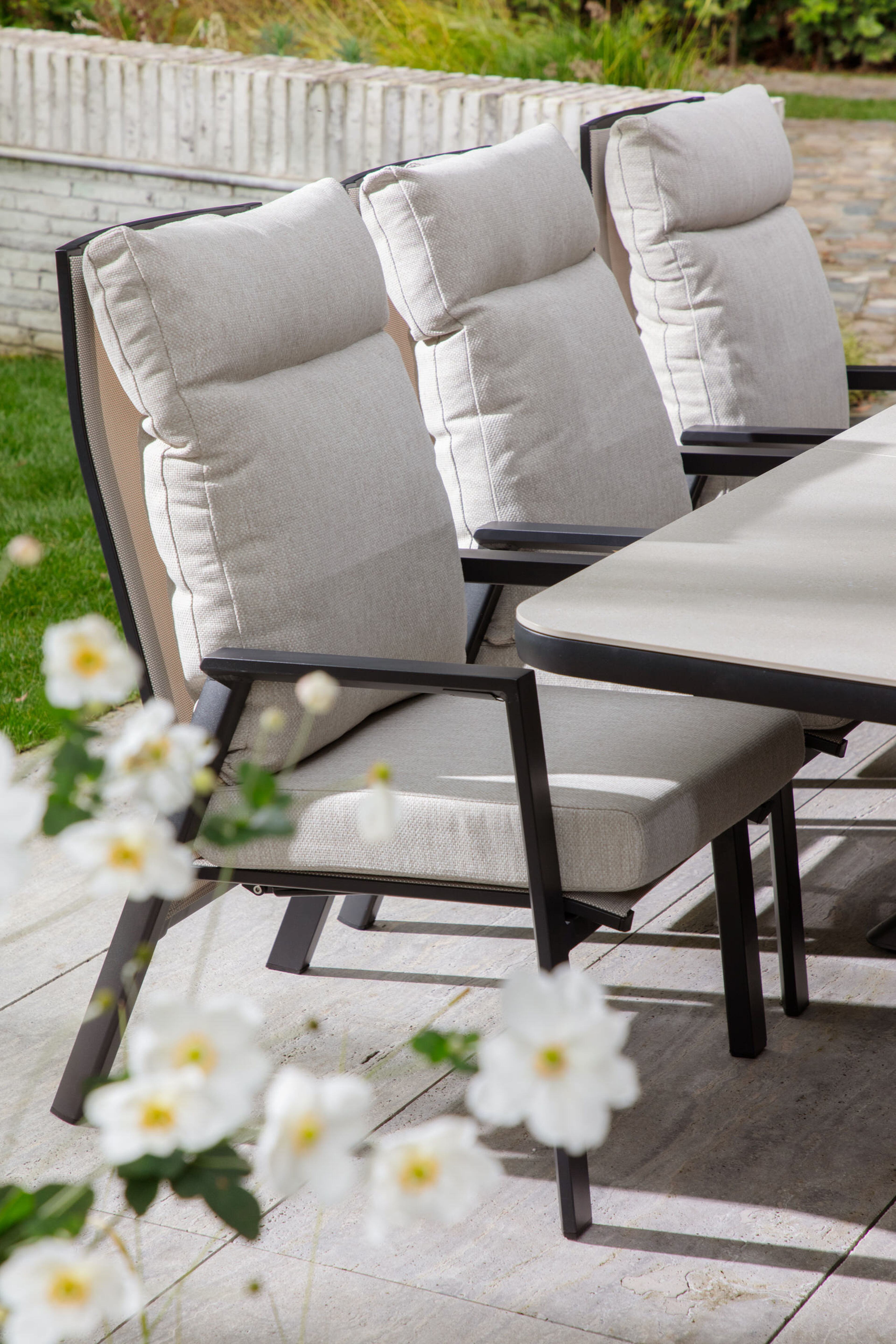 Leon tuinstoel in zwart aluminium en beige textilene met kussen in Rustic Weather+ Softtouch