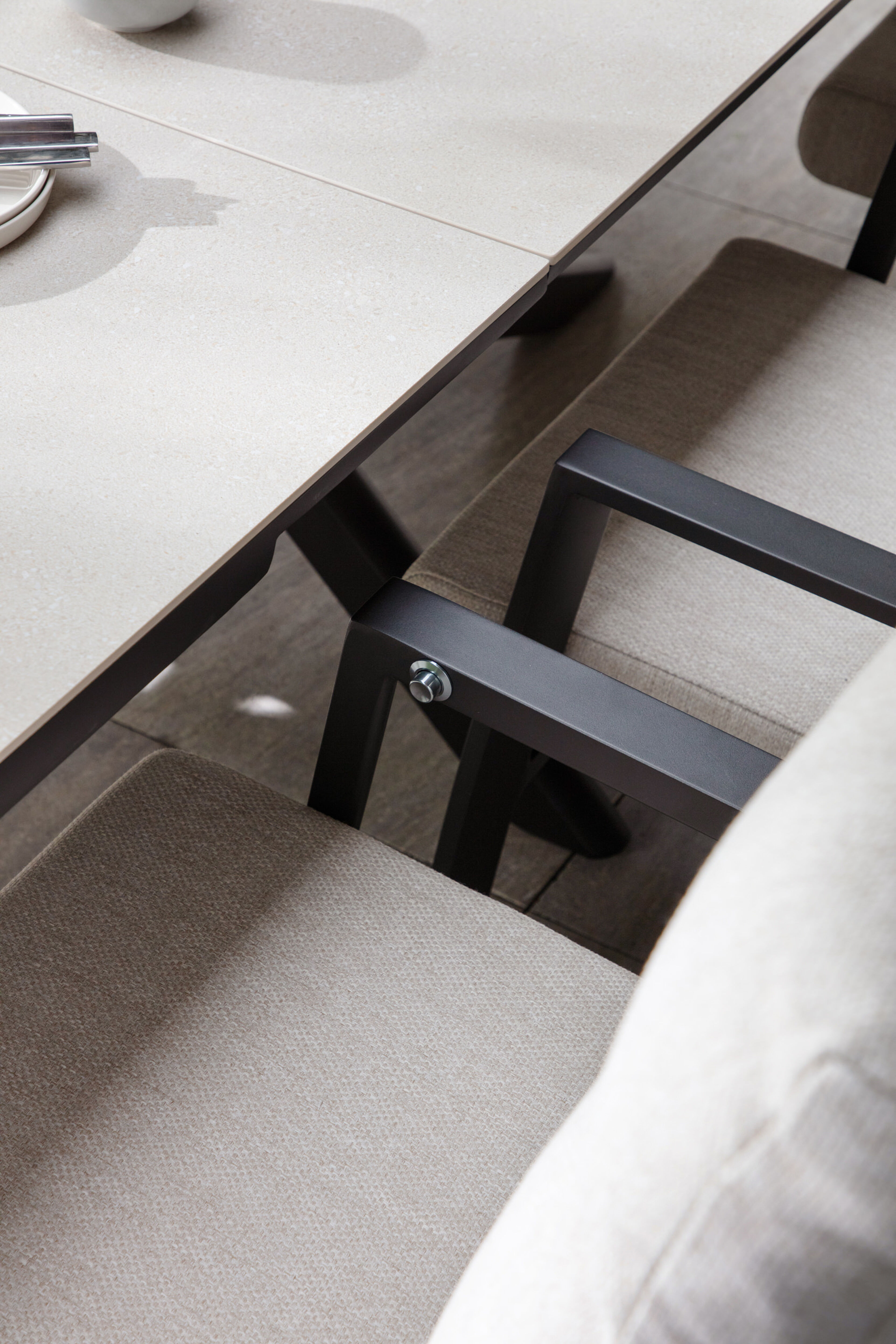 Leon tuinstoel in zwart aluminium en beige textilene met kussen in Rustic Weather+ Softtouch