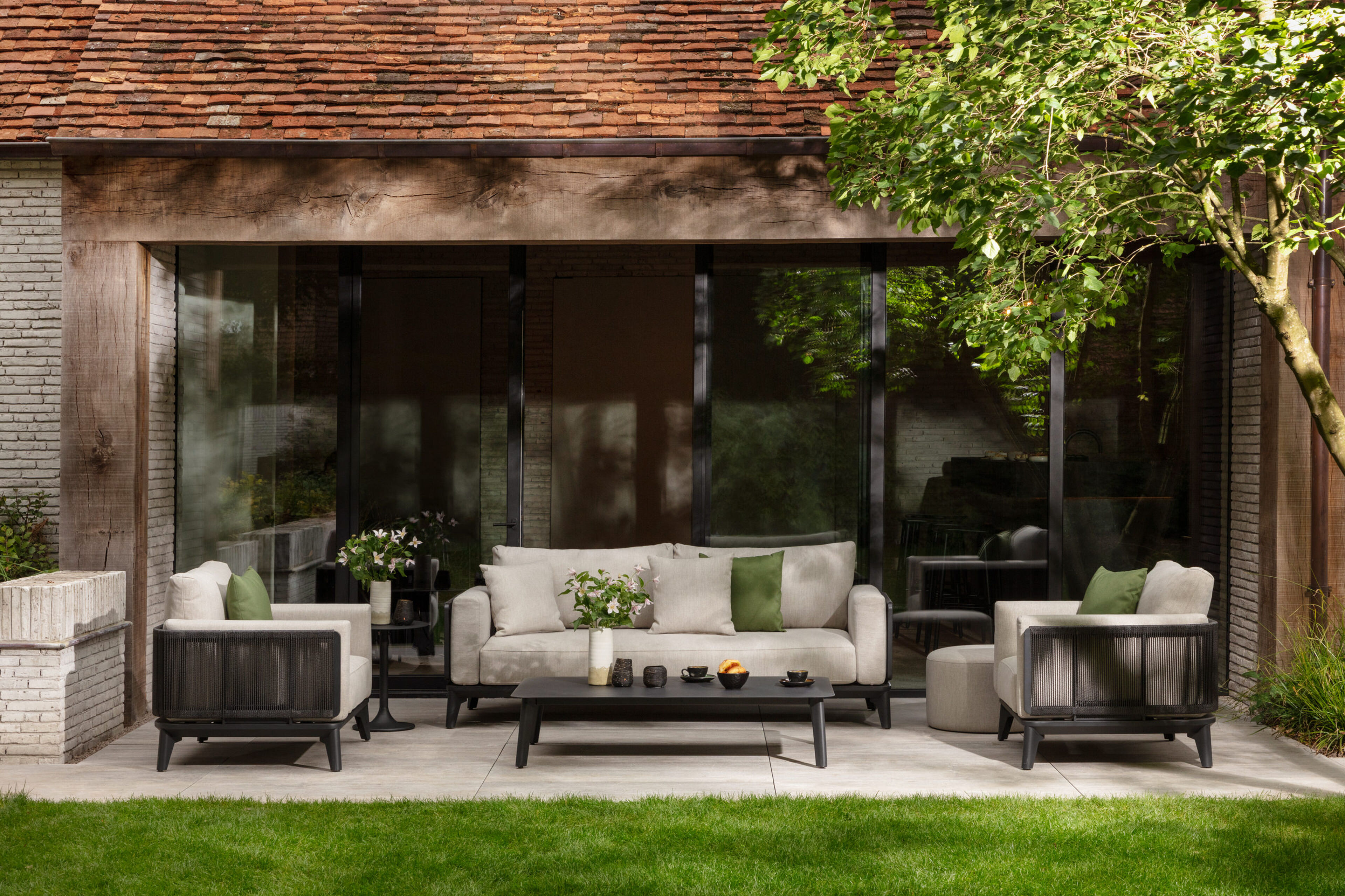 Salon de jardin Mosa en aluminium noir avec coussins en weather+ softtouch rustic