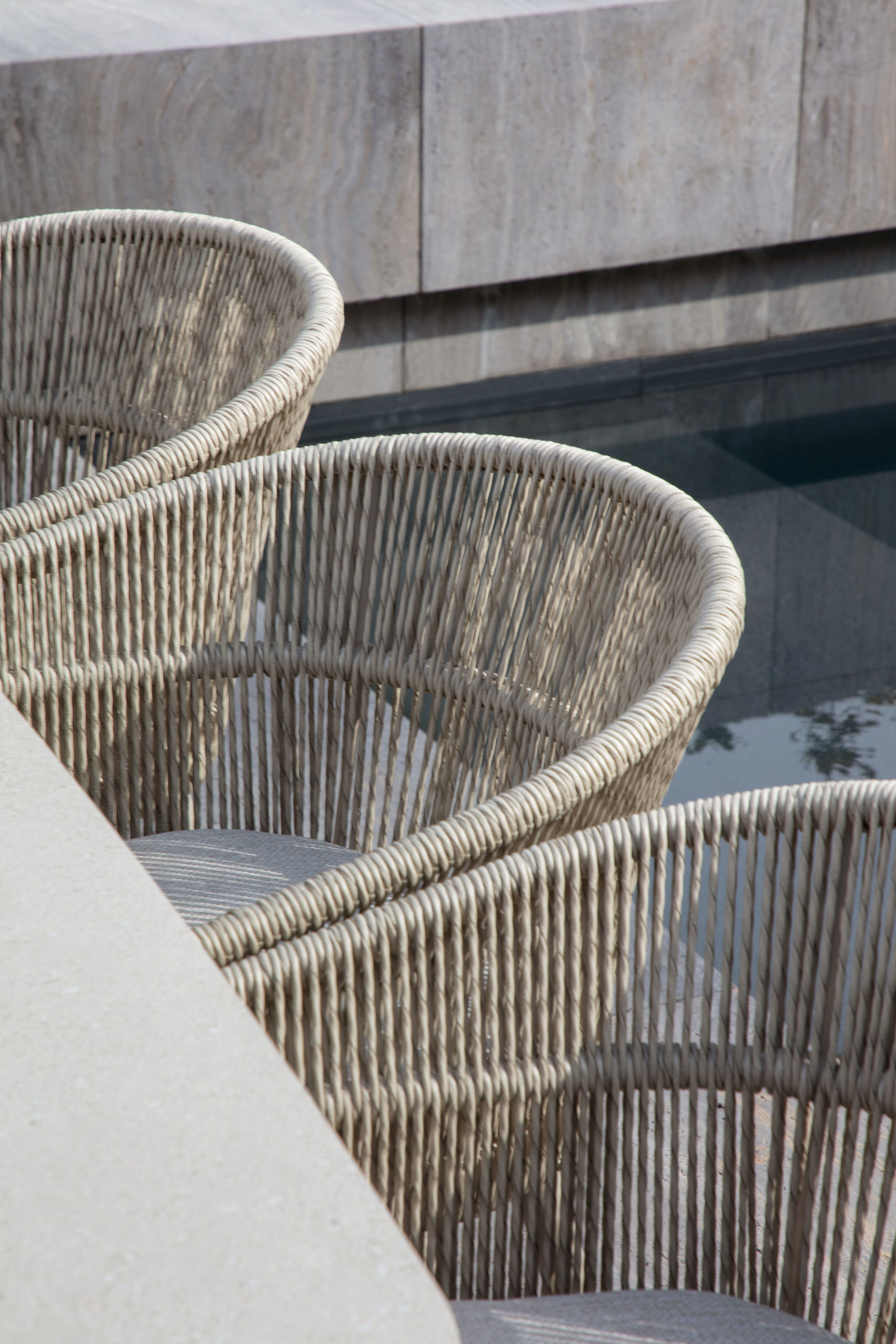 Matera tuinstoel in beige aluminium en beige gedraaide ronde wicker met kussen in rustic weather+ softtouch