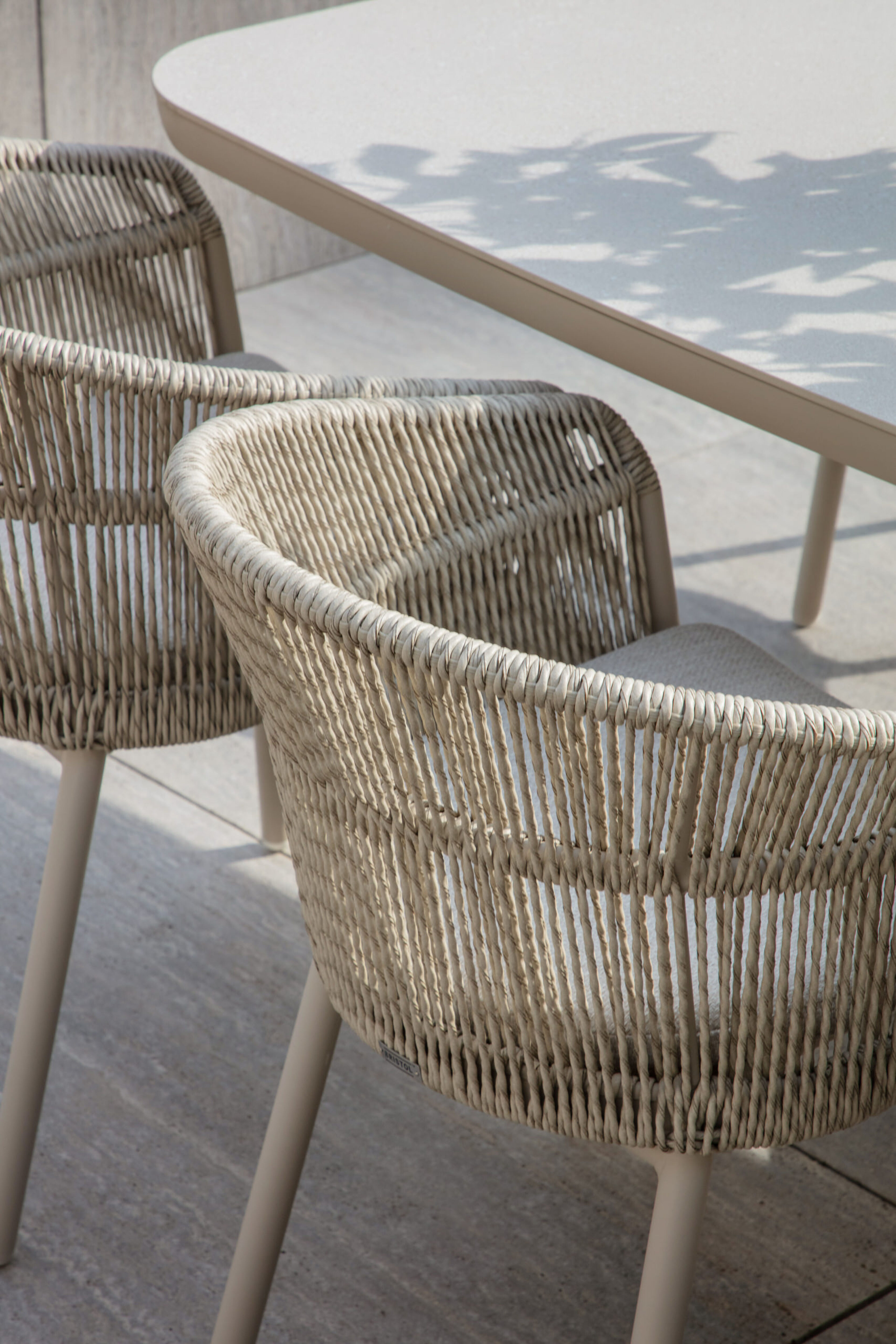 Matera tuinstoel in beige aluminium en beige gedraaide ronde wicker met kussen in rustic weather+ softtouch