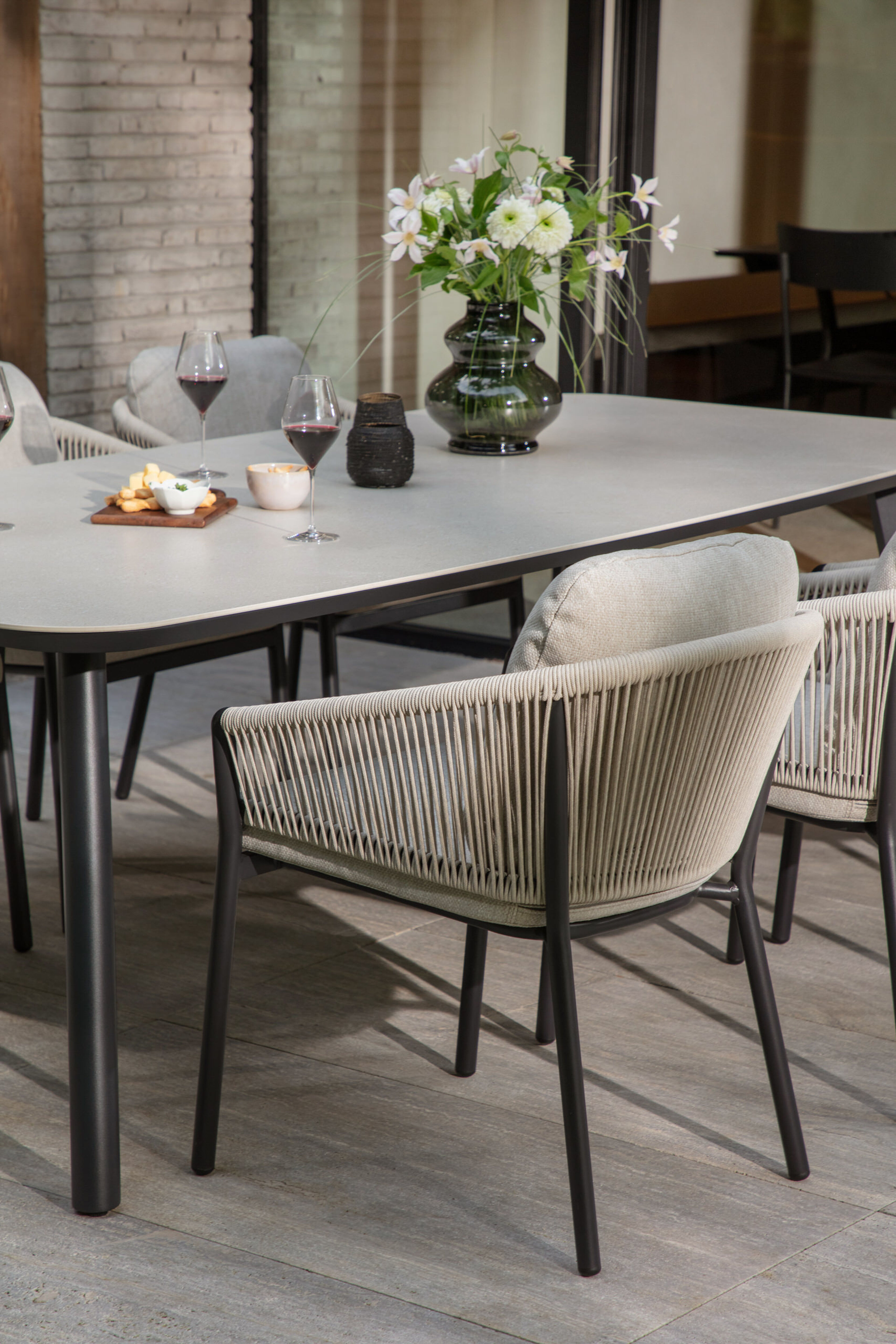 Gerona stapelbare tuinstoel in zwart aluminium en beige verticaal geweven ronde rope met kussen in Rustic Weather+ Softtouch