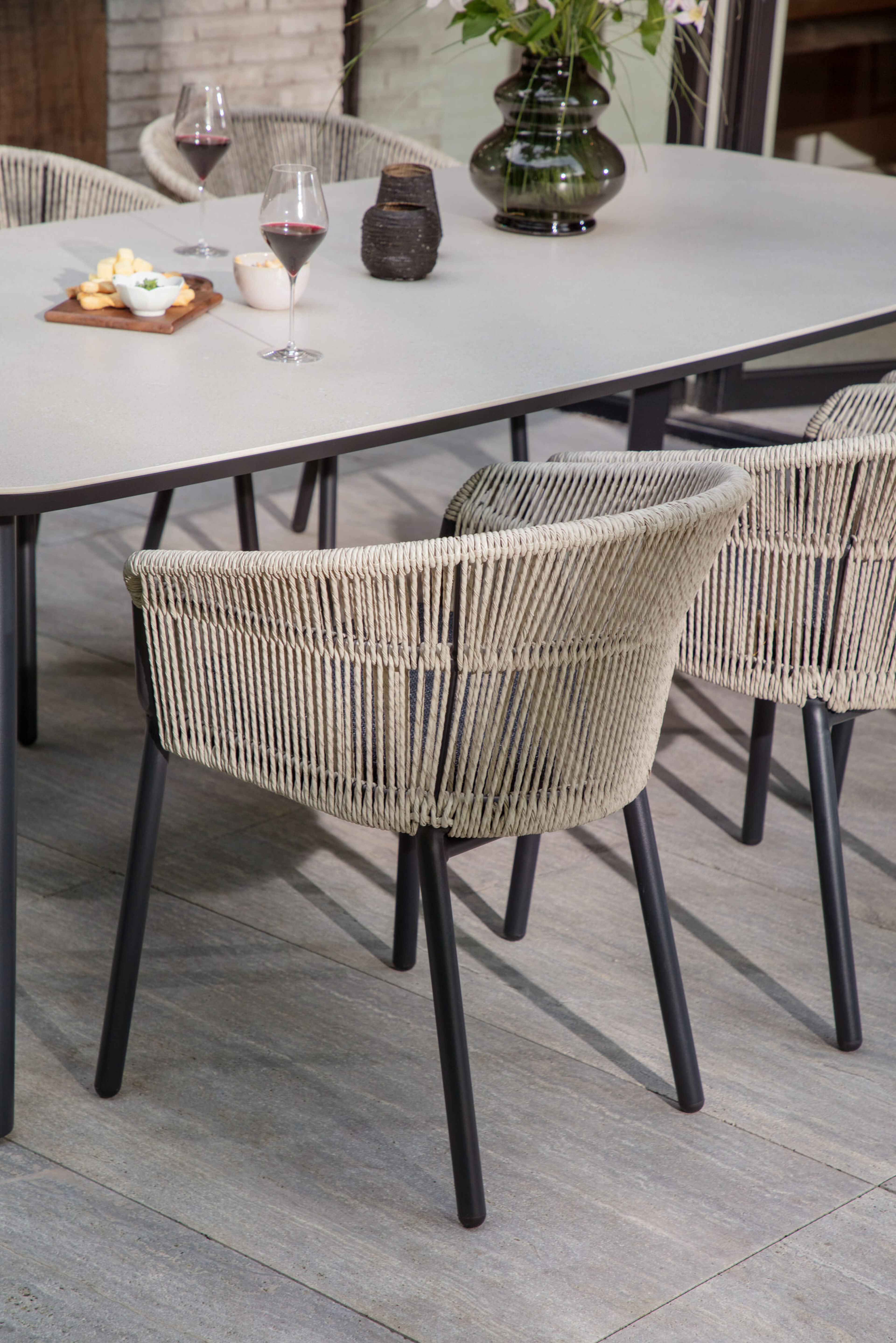 Matera stapelbare tuinstoel in zwart aluminium en beige gedraaide ronde wicker met kussen in sky black weather+ softtouch