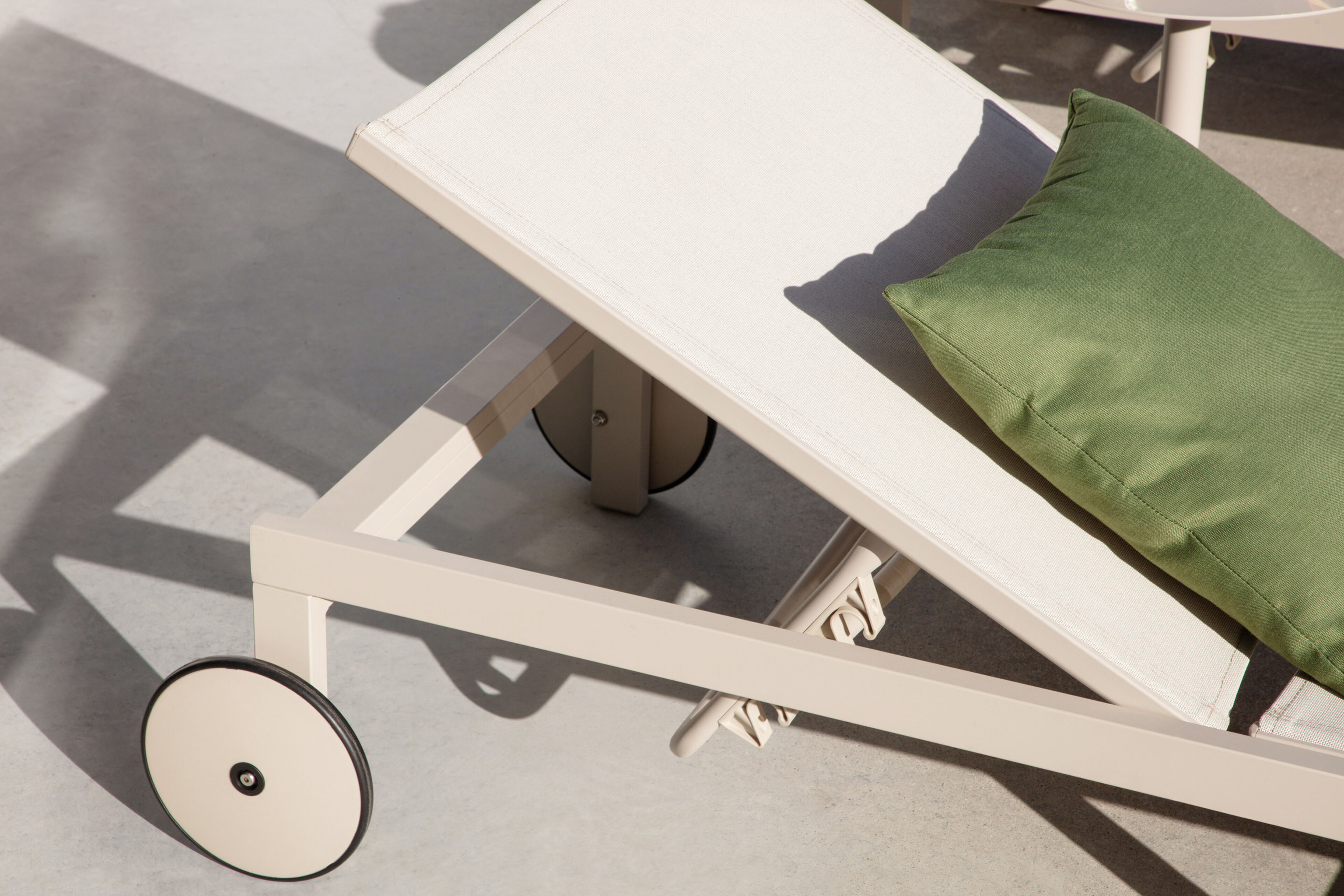Alba verstelbaar ligbed in beige aluminium en beige single textilene