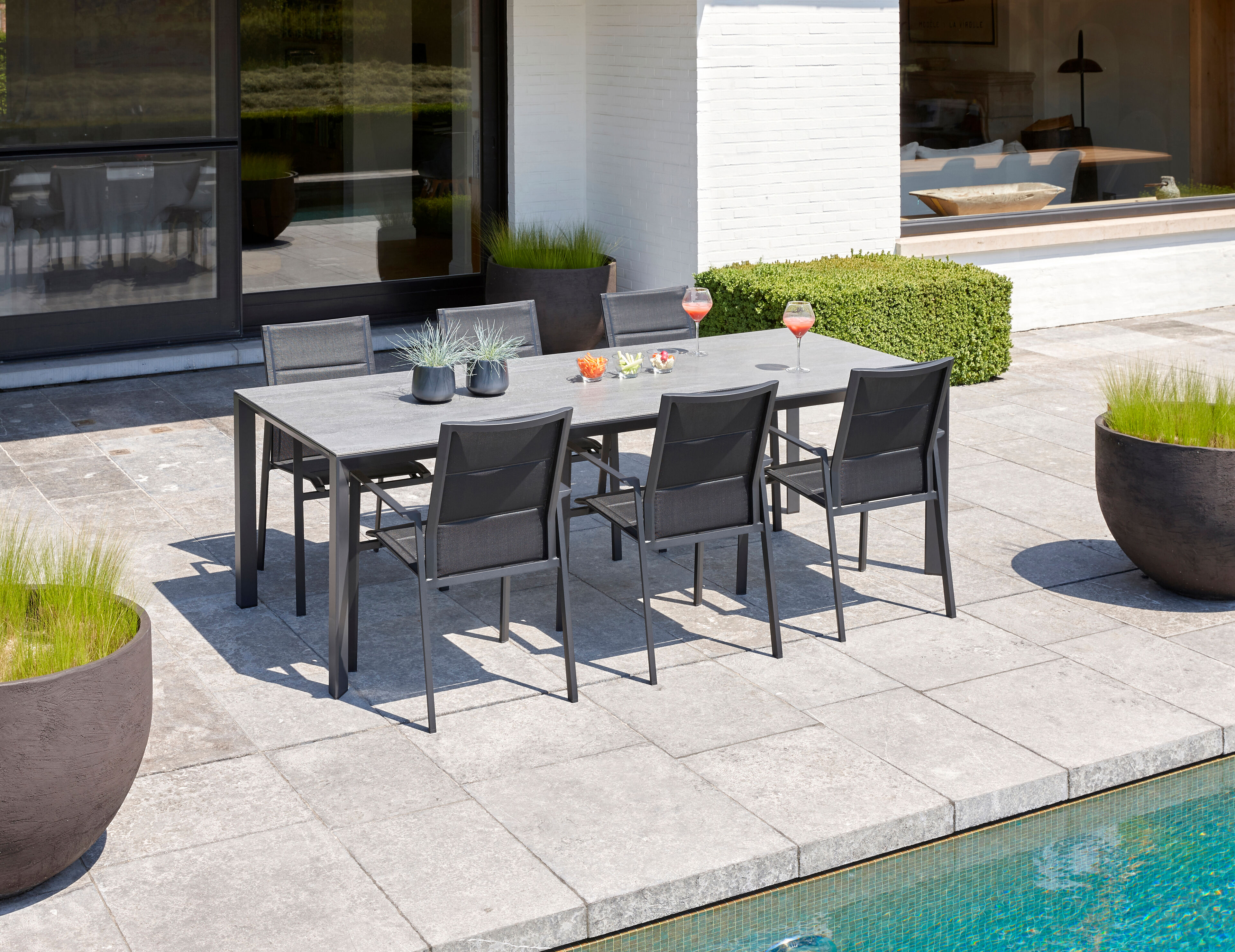Cirello stapelbare tuinstoel in zwart aluminium en zwart comfort textilene