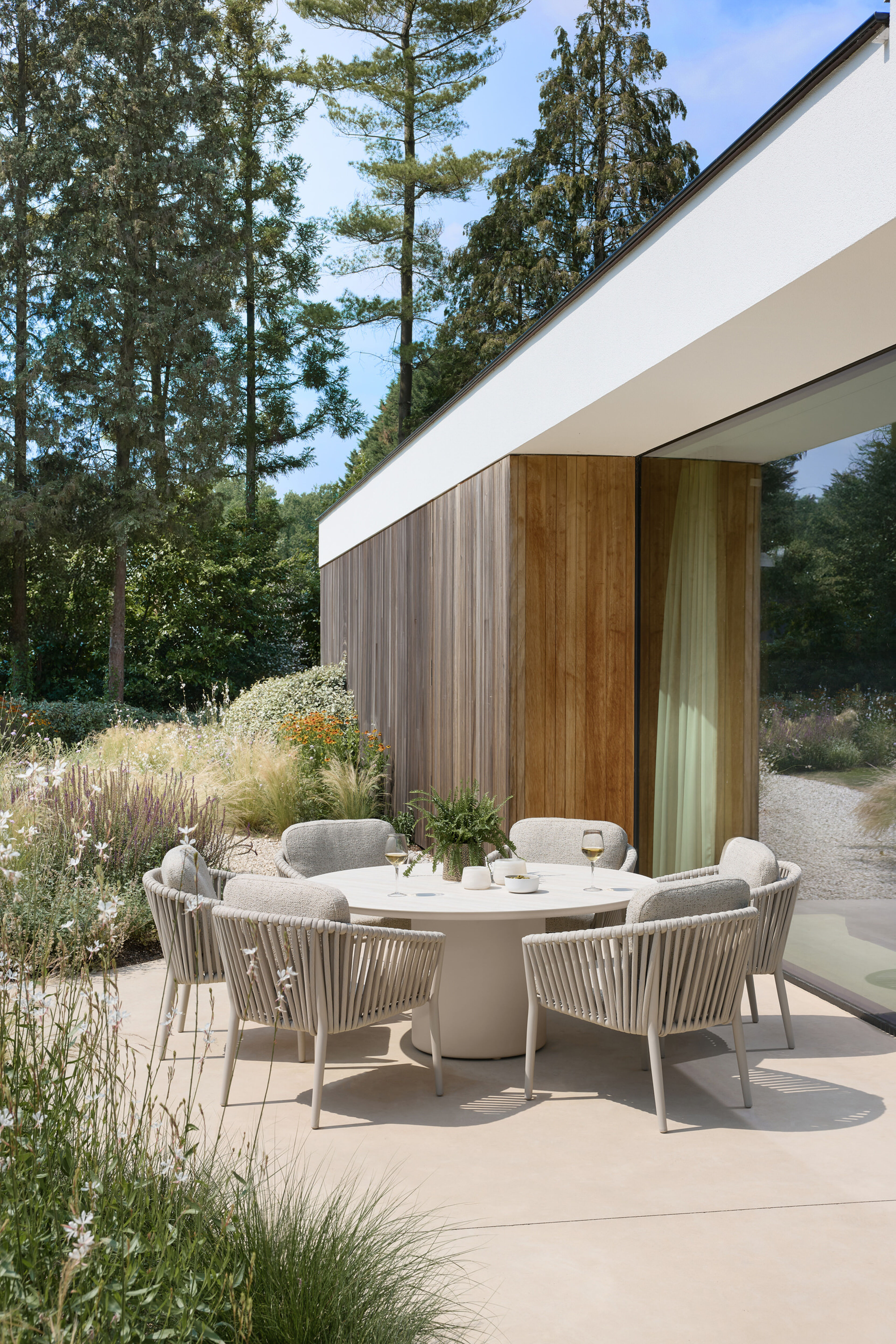 Orso tuinstoel low dining in beige aluminium en beige verticaal geweven luxe vlakke brede rope met stoelkussen in All Weather Sunbrella® Luxe Slow Farafra