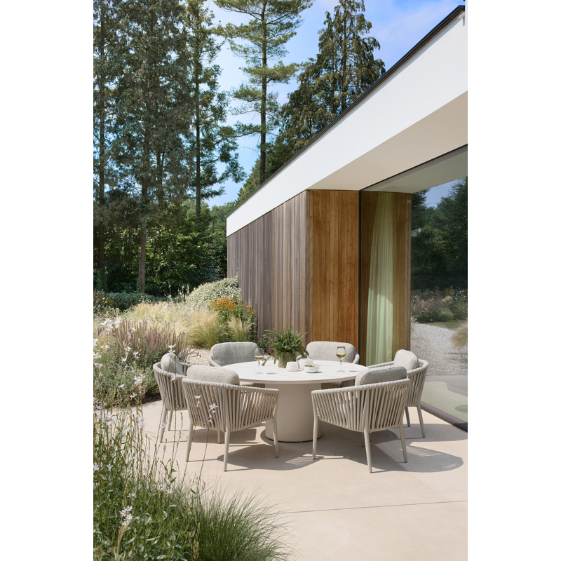 Orso tuinstoel low dining in beige aluminium en beige verticaal geweven luxe vlakke brede rope met stoelkussen in All Weather Sunbrella® Luxe Slow Farafra