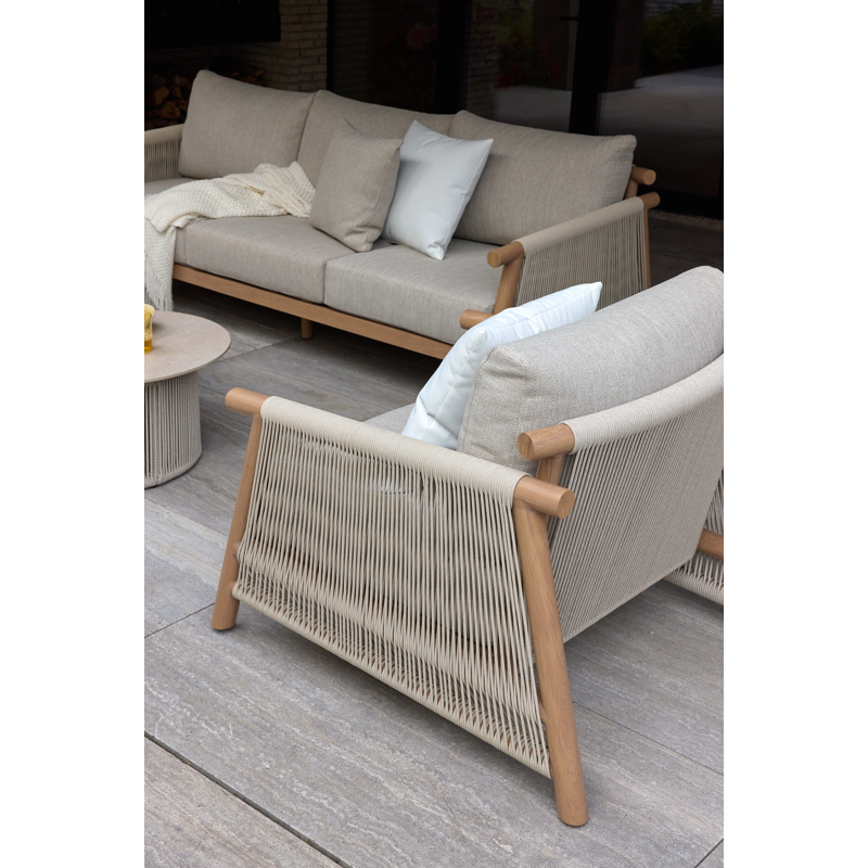 Salon de jardin Erla en aspect de bois naturel et corde ronde tissée verticalement beige et coussins en weather+ softtouch rustic