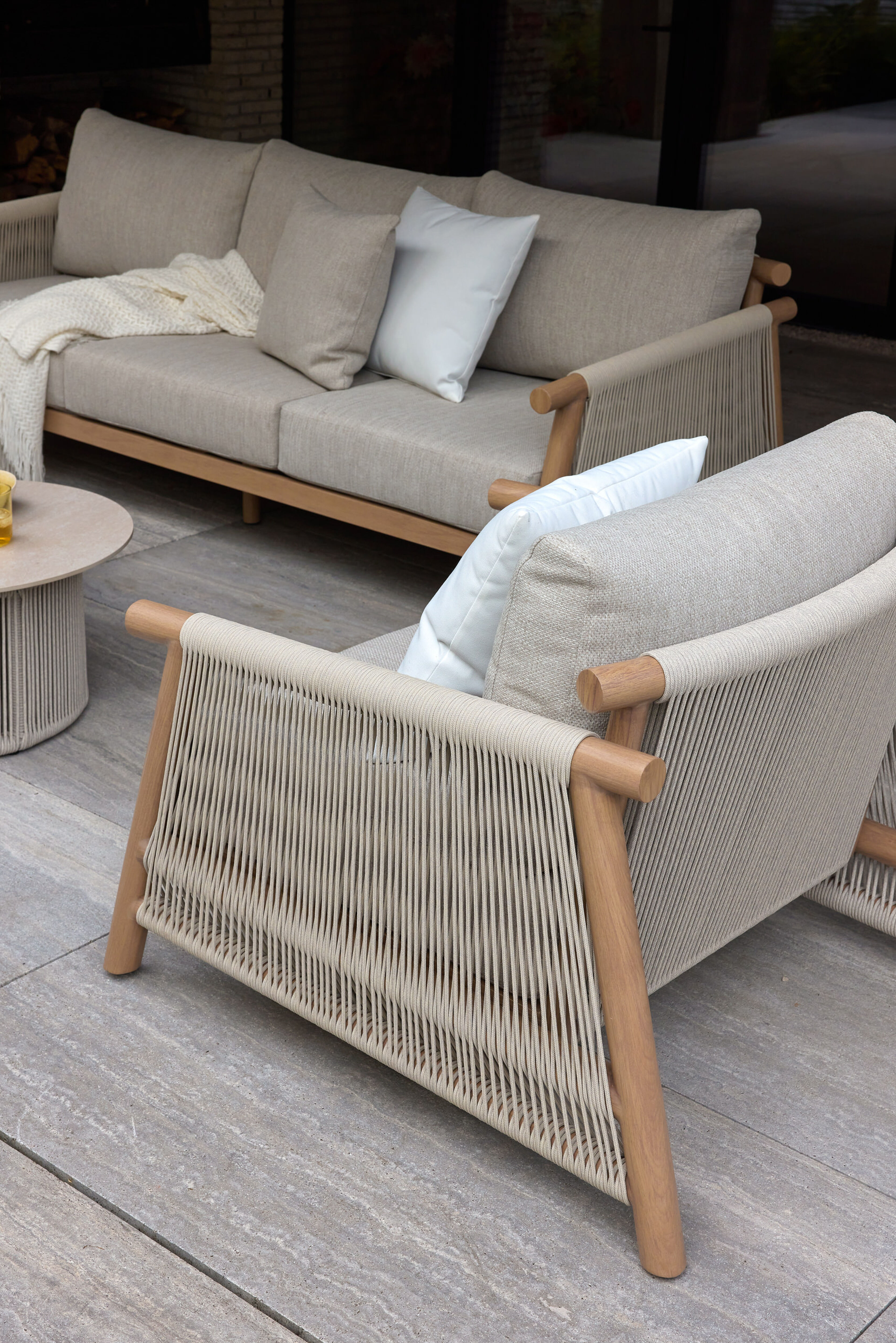 Salon de jardin Erla en aspect de bois naturel et corde ronde tissée verticalement beige et coussins en weather+ softtouch rustic