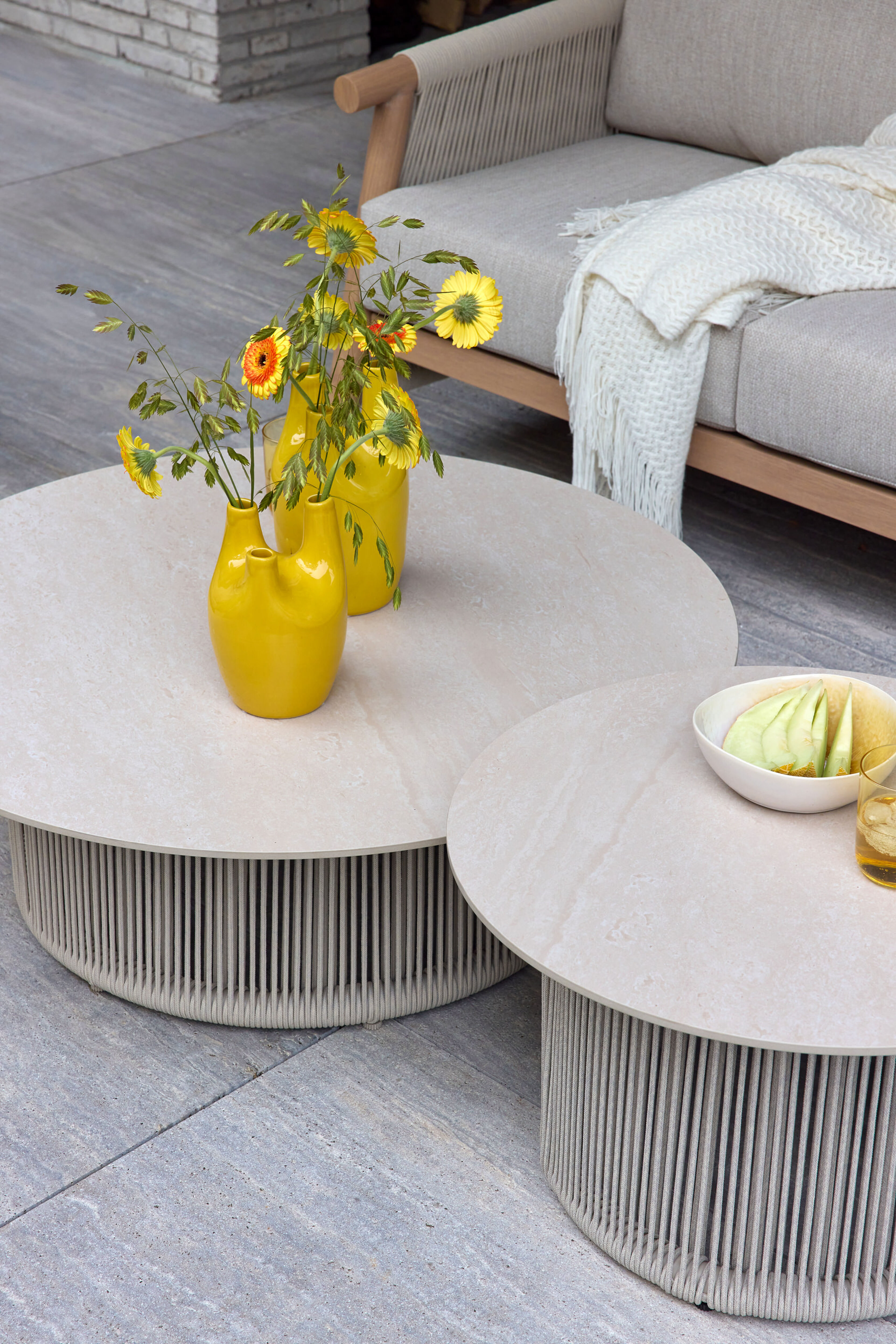 Erla loungetafel in beige aluminium en beige verticaal geweven ronde rope en beige sintered stone - Dia. 60 x H 35 cm