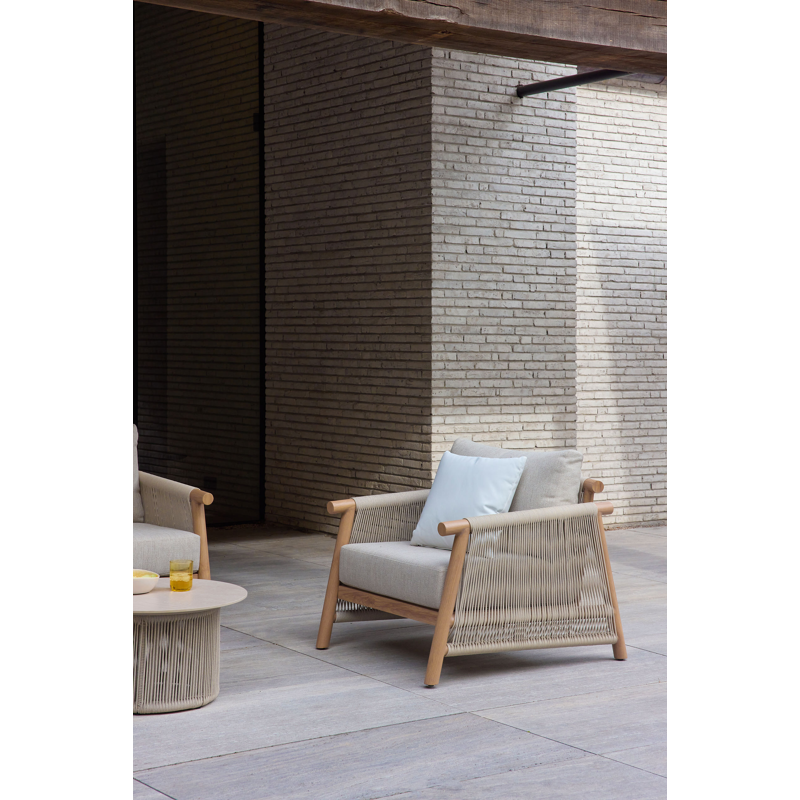 Fauteuil de jardi Erla en corde ronde tissée verticalement aspect de bois et corde ronde tissée verticalement beige et coussins en weather+ softtouch rustic