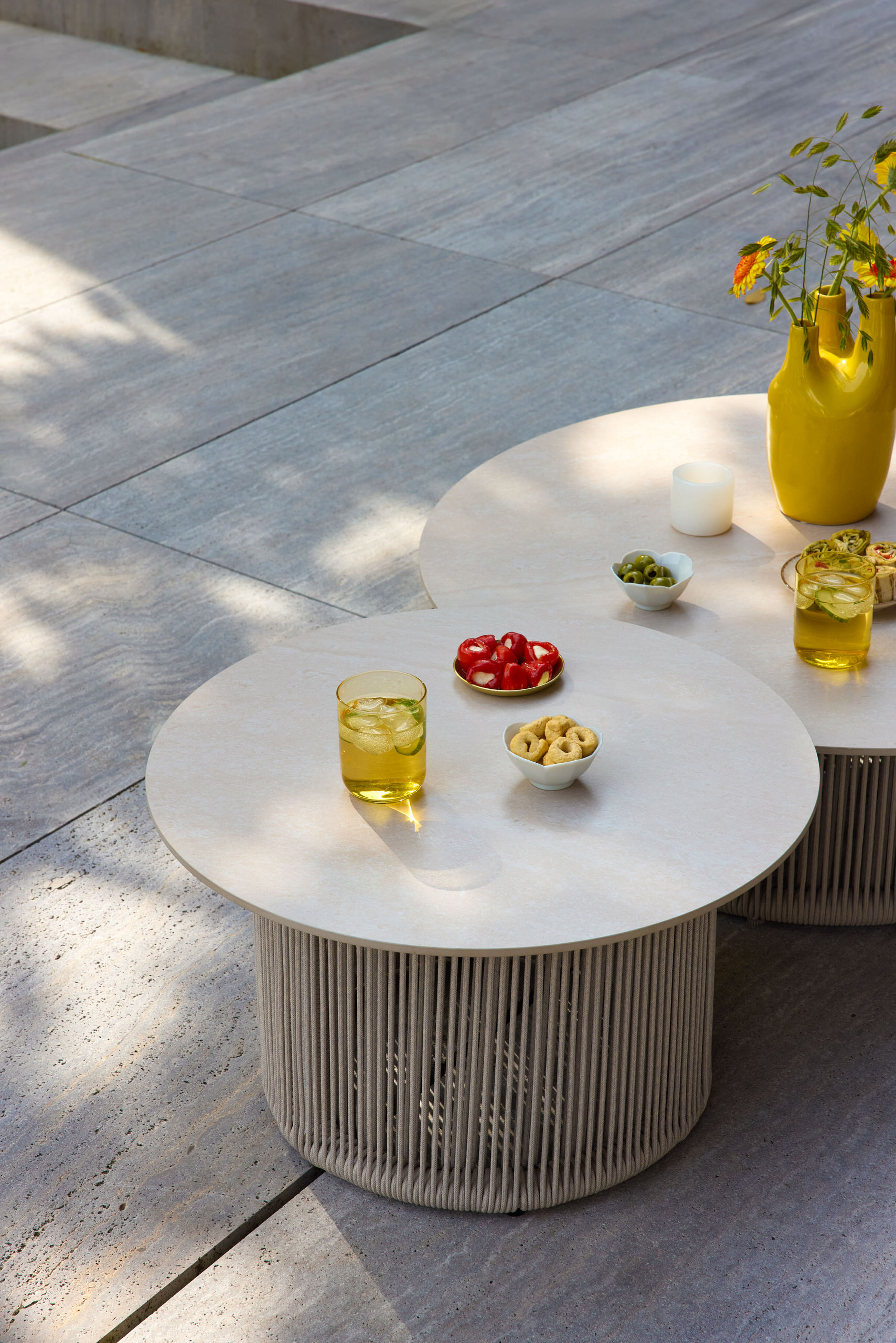 Erla loungetafel in beige aluminium en beige verticaal geweven ronde rope en beige sintered stone - Dia. 60 x H 35 cm