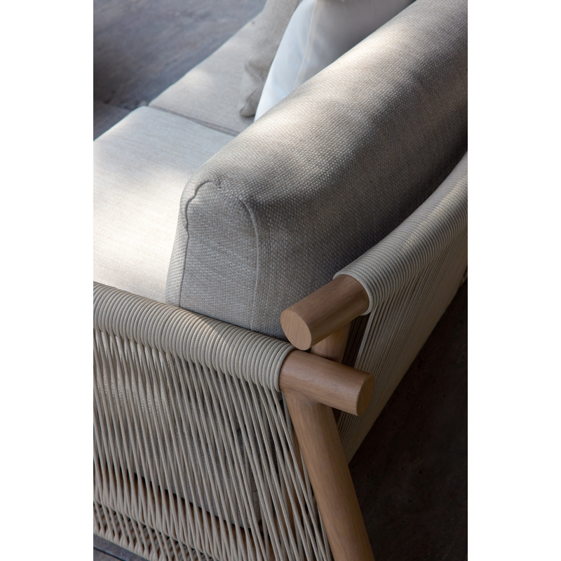 Salon de jardin Erla en aspect de bois naturel et corde ronde tissée verticalement beige et coussins en weather+ softtouch rustic