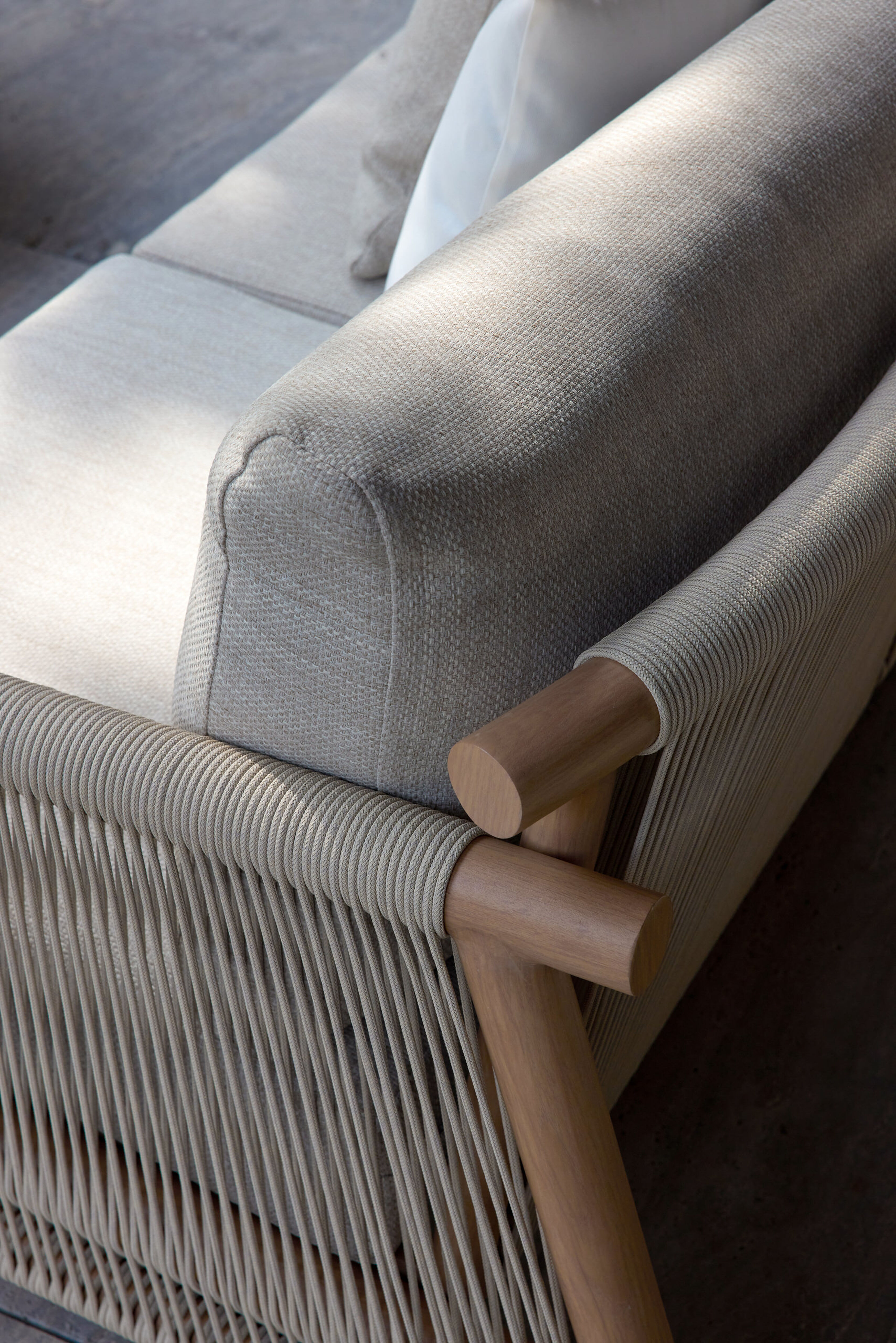 Salon de jardin Erla en aspect de bois naturel et corde ronde tissée verticalement beige et coussins en weather+ softtouch rustic