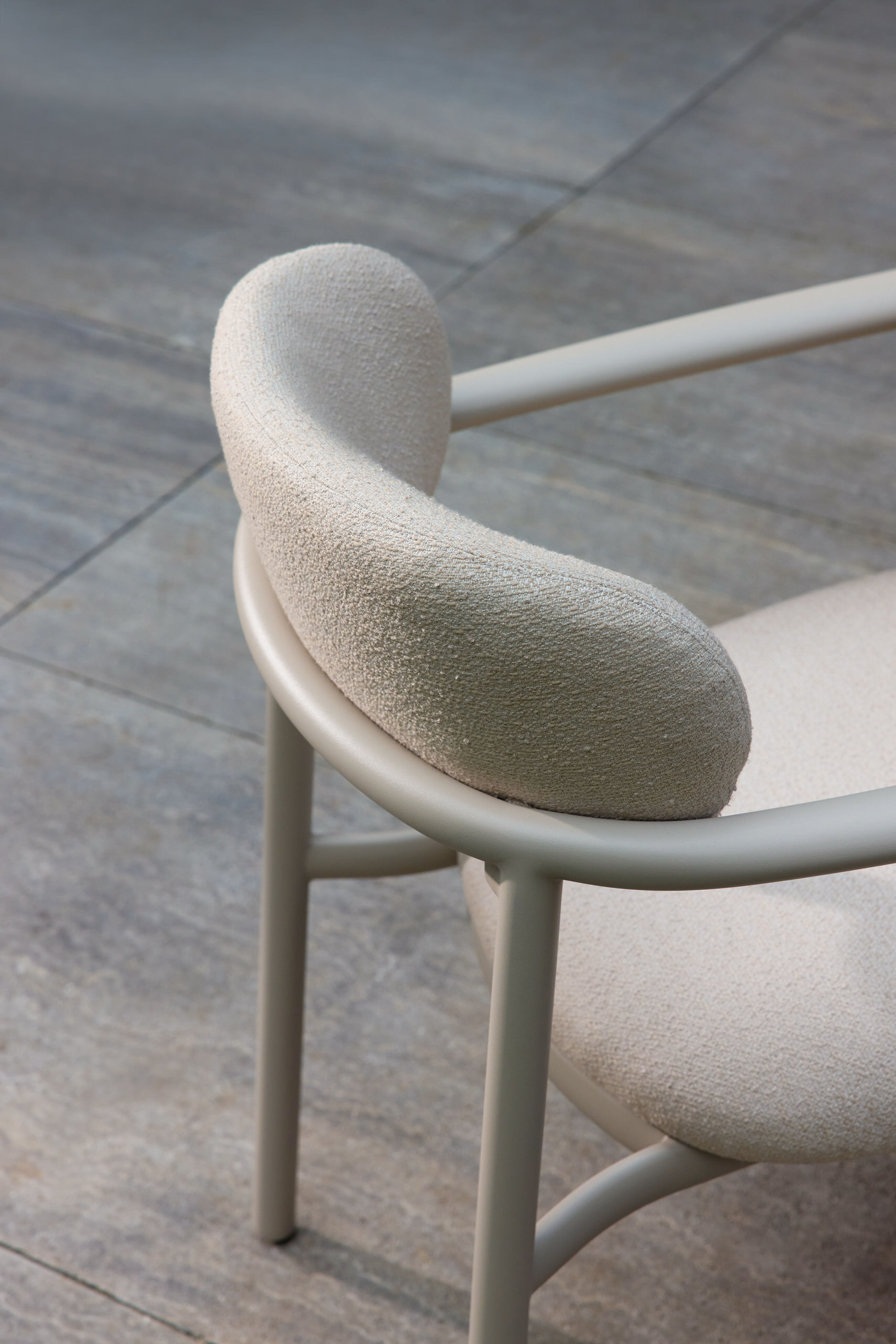 Ravo tuinstoel in beige aluminium met All Weather Sunbrella Luxe Wander Pilat kussen