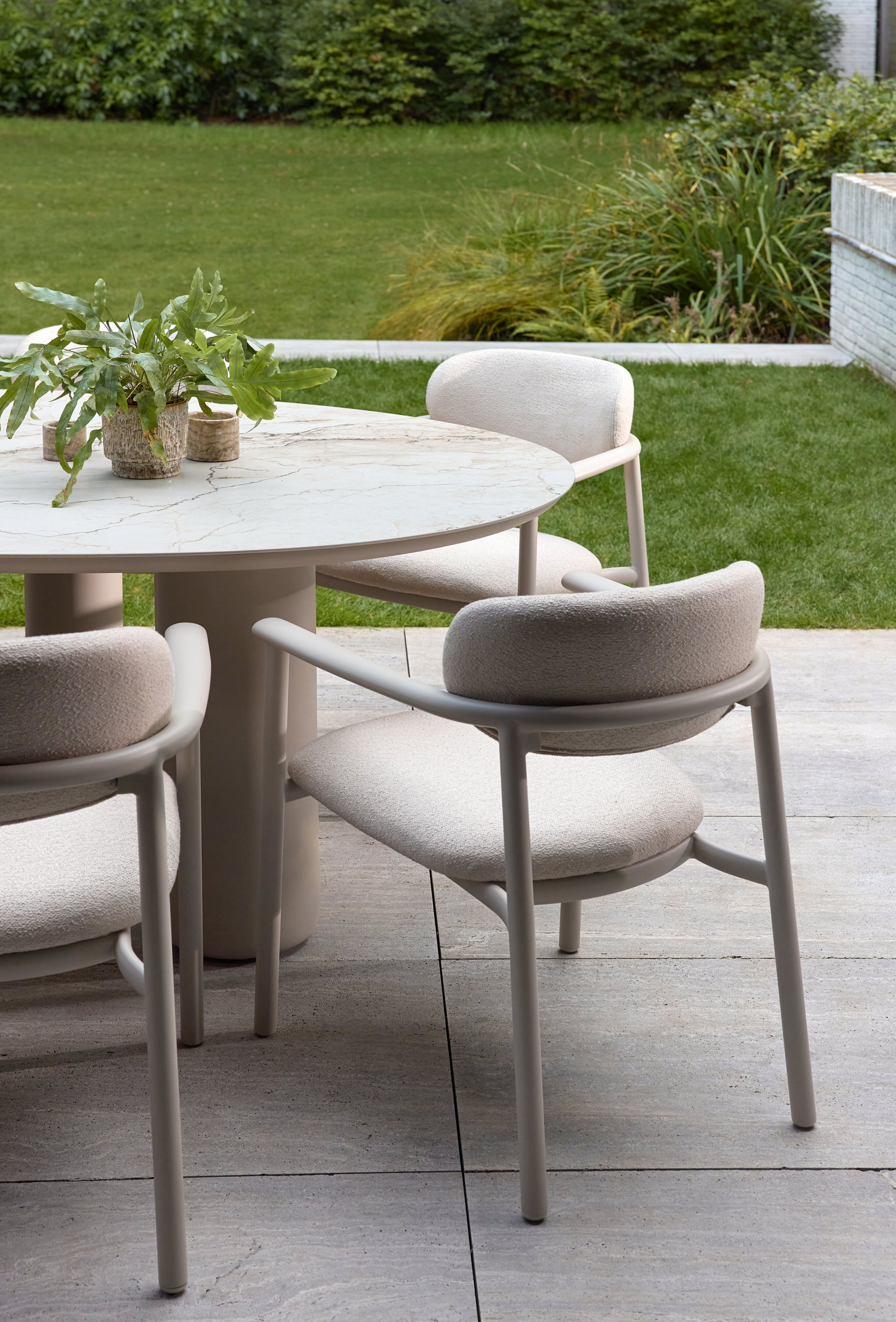 Ravo tuinstoel in beige aluminium met All Weather Sunbrella Luxe Wander Pilat kussen