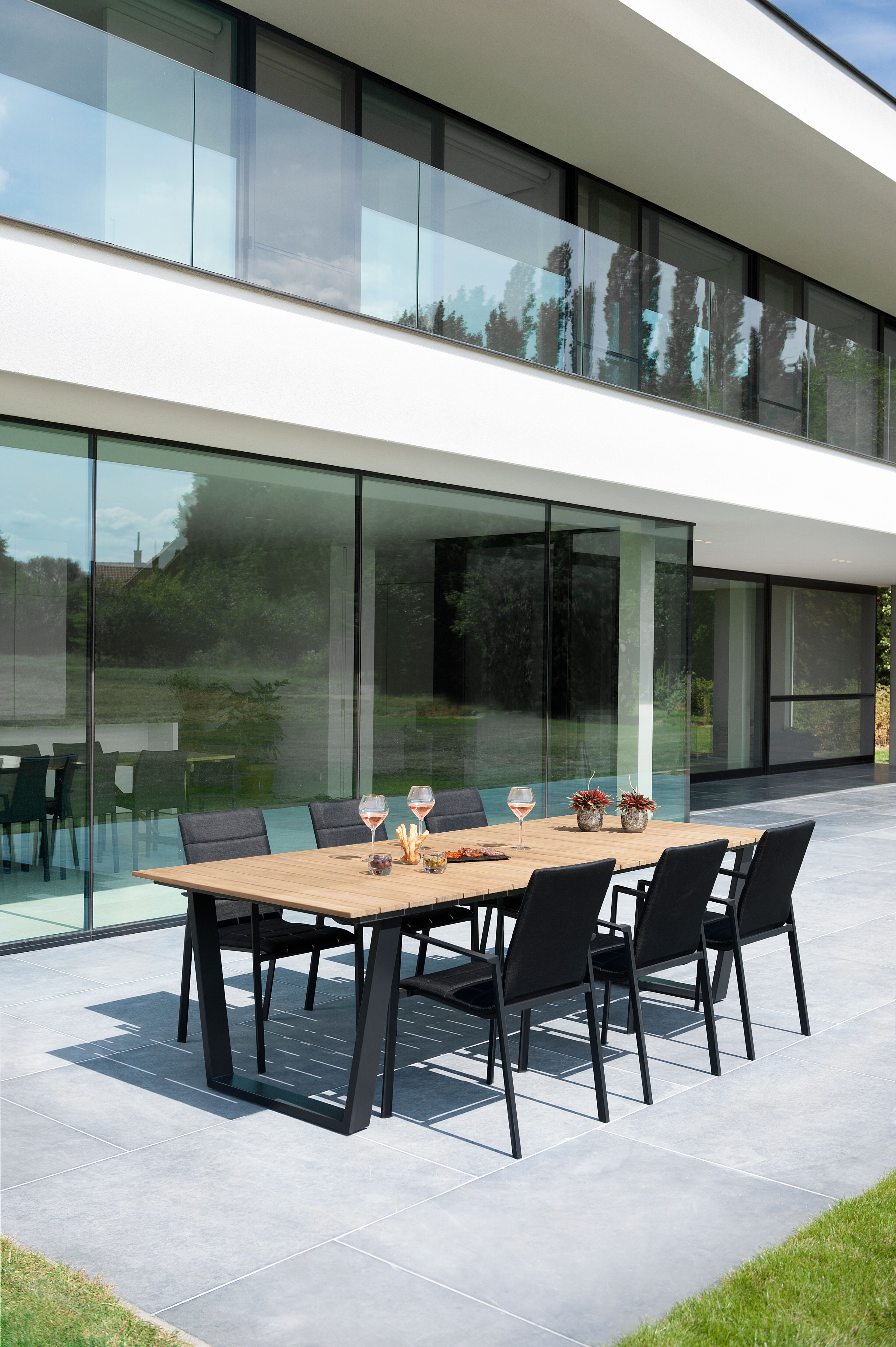 Cirello stapelbare tuinstoel in zwart aluminium en zwart luxe comfort textilene