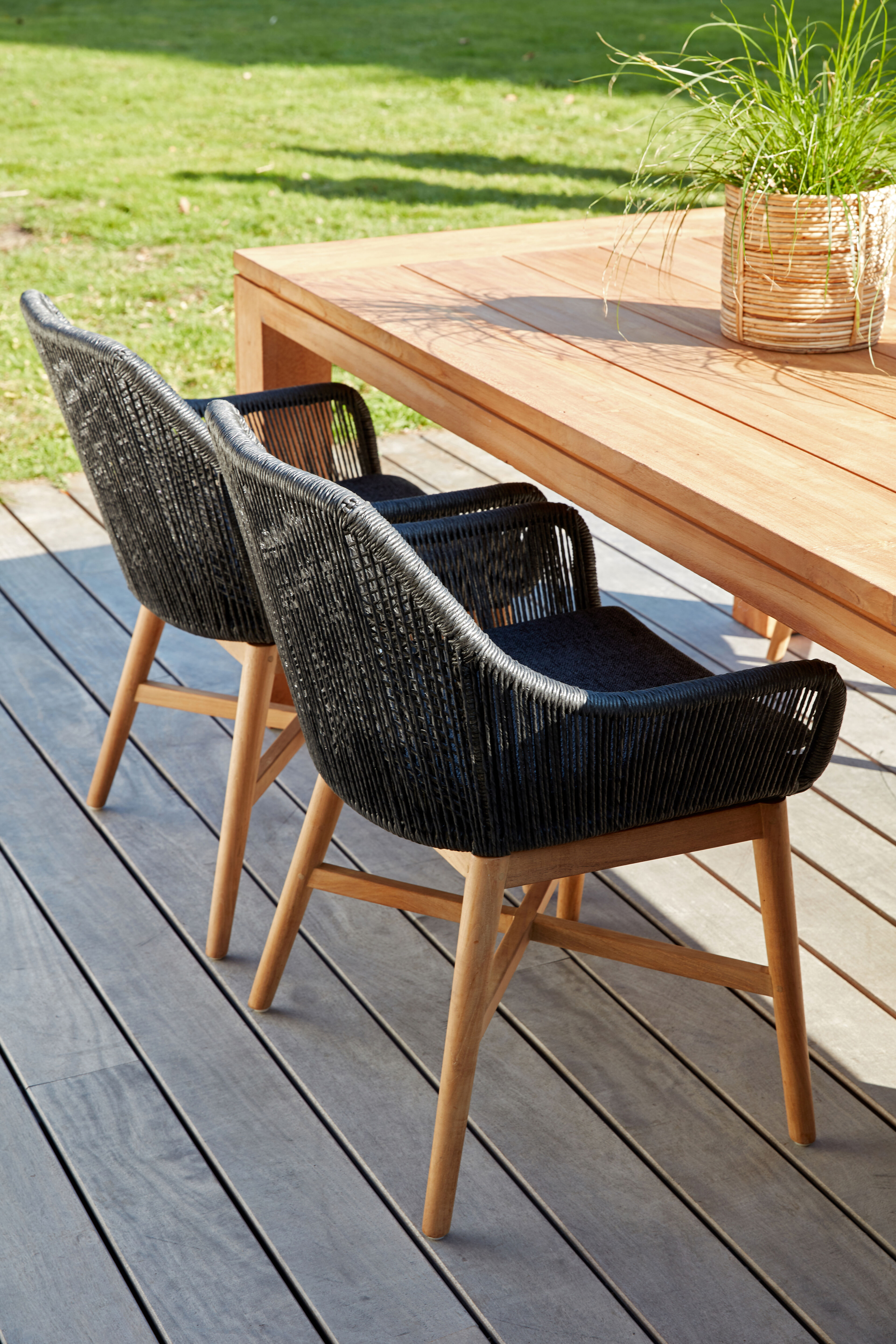 Borgo tuinstoel in teak en zwart gedraaide ronde wicker