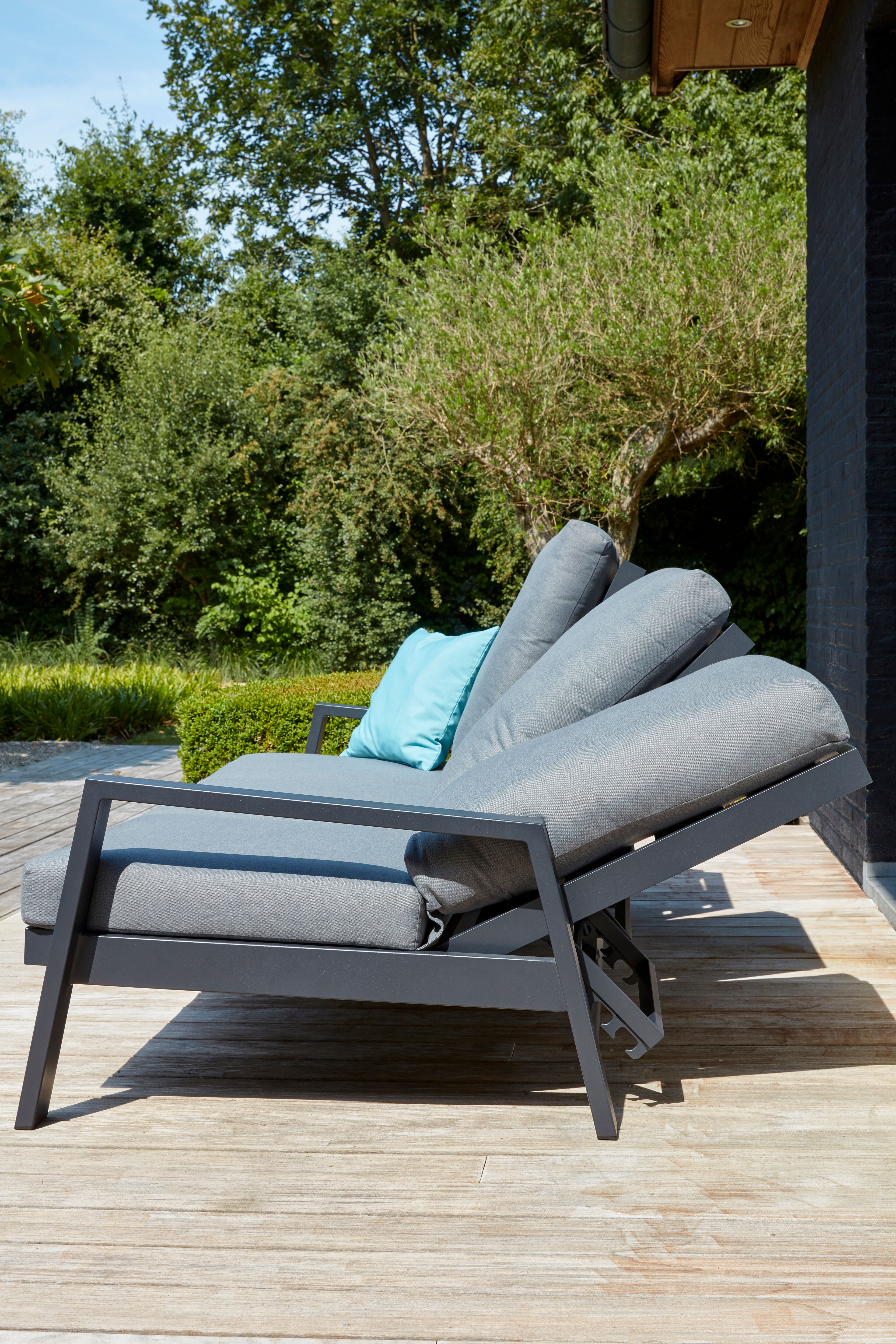 Veneto loungebank met verstelbare rugleuning 3-zit in zwart aluminium met grijs All Weather Olefin kussen