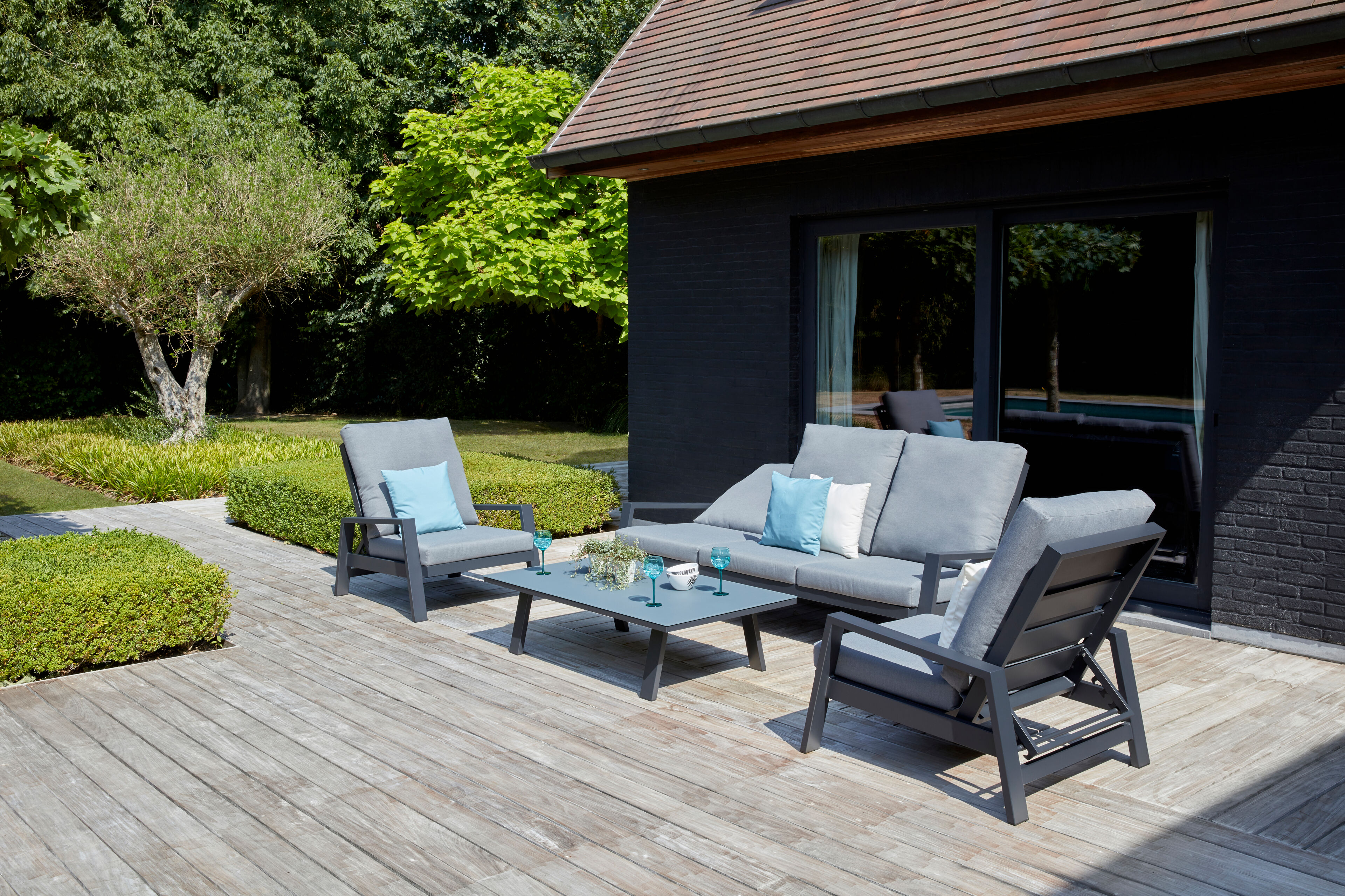 Veneto loungebank met verstelbare rugleuning 3-zit in zwart aluminium met grijs All Weather Olefin kussen