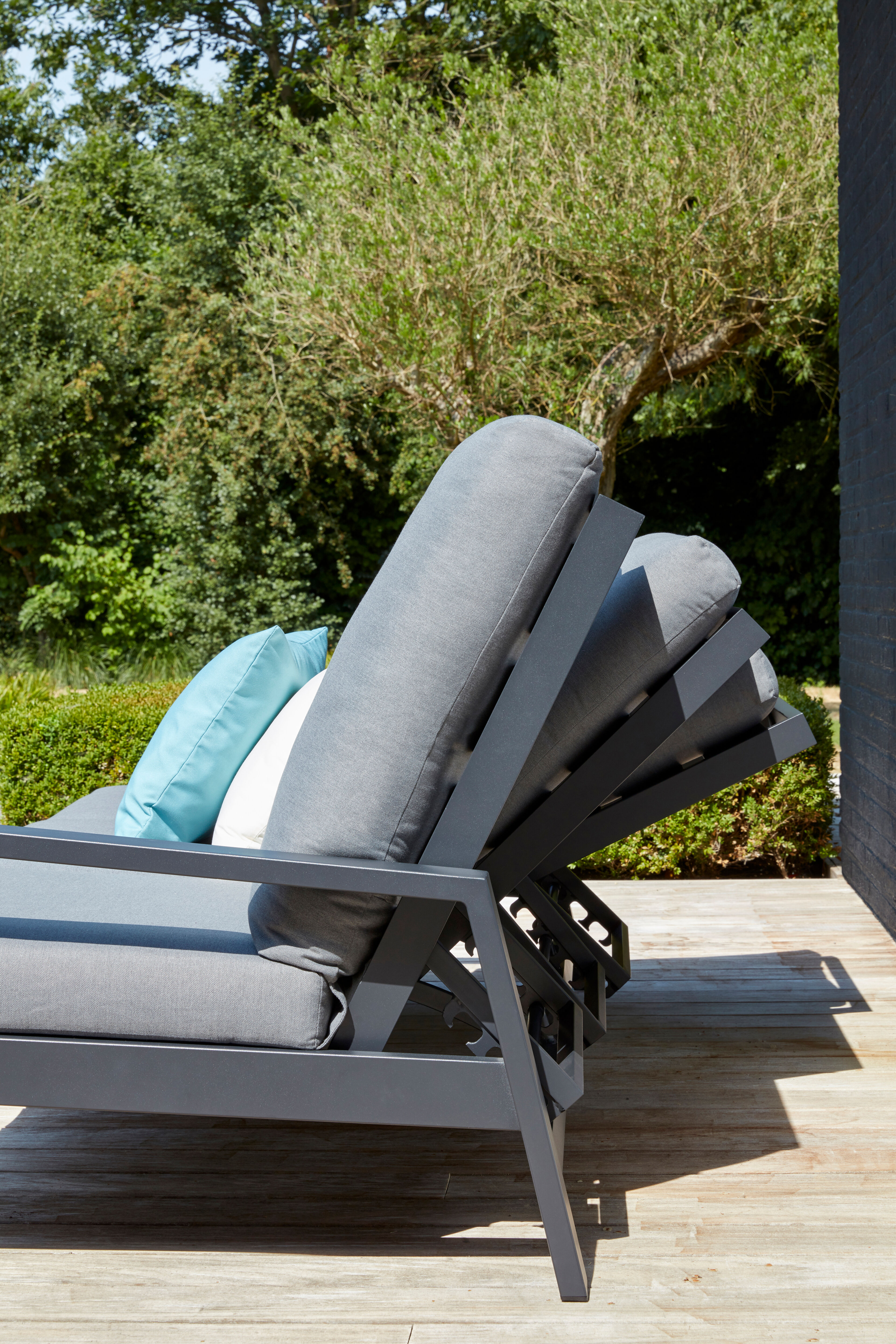 Veneto loungebank met verstelbare rugleuning 3-zit in zwart aluminium met grijs All Weather Olefin kussen