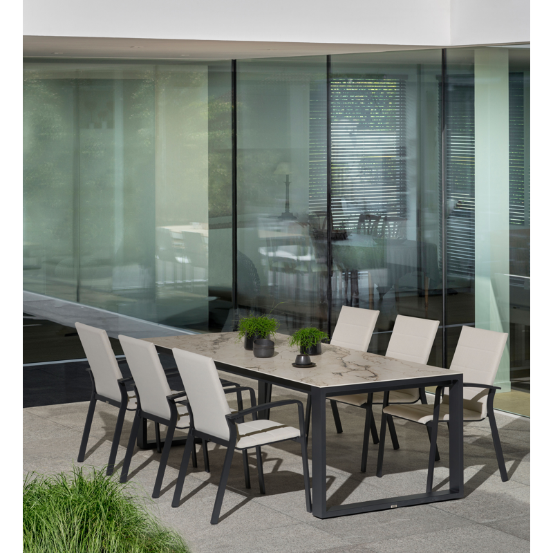 Lioni stapelbare tuinstoel in zwart aluminium en beige luxe textilene