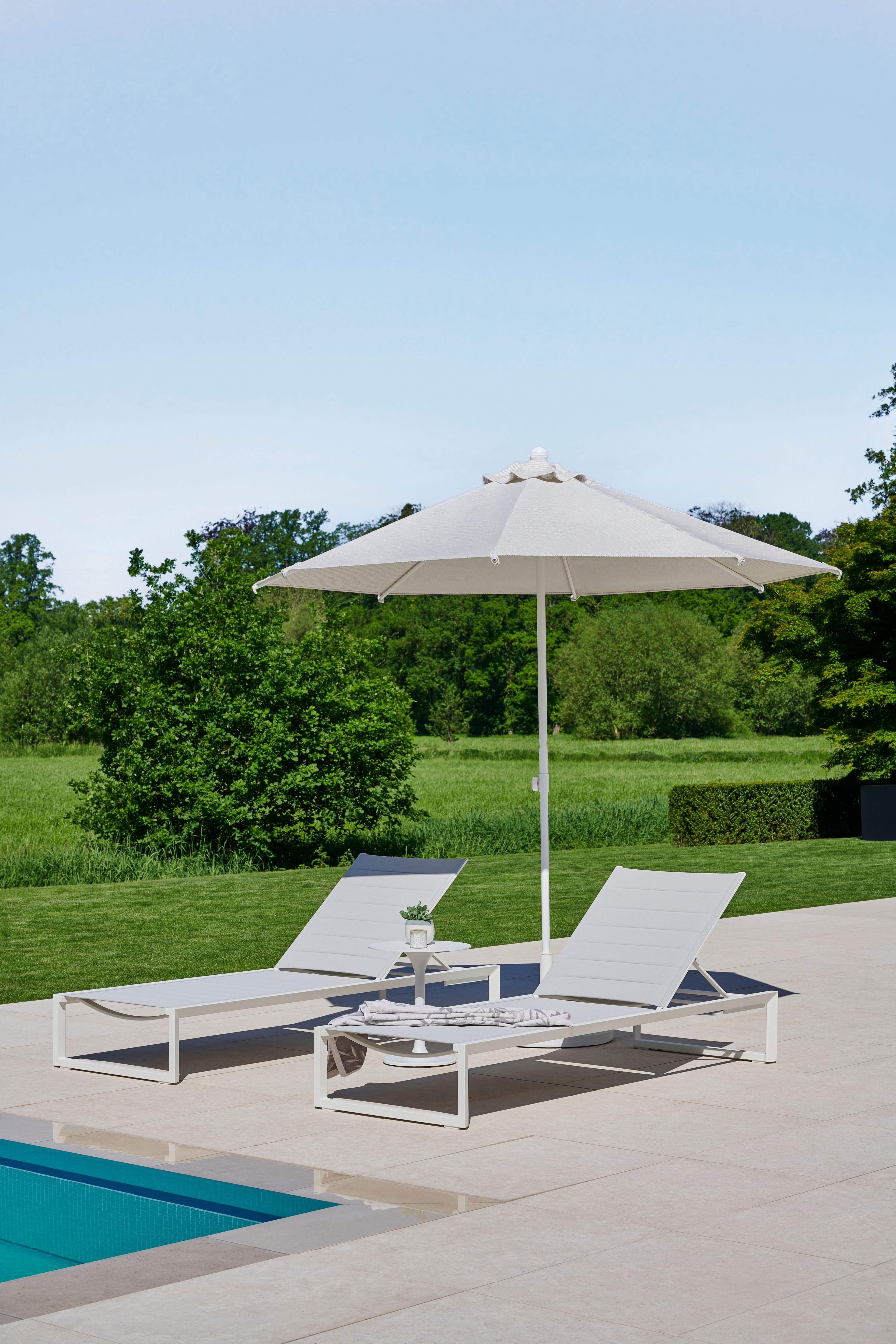 Cirello verstelbaar ligbed in wit aluminium met grijs comfort textilene