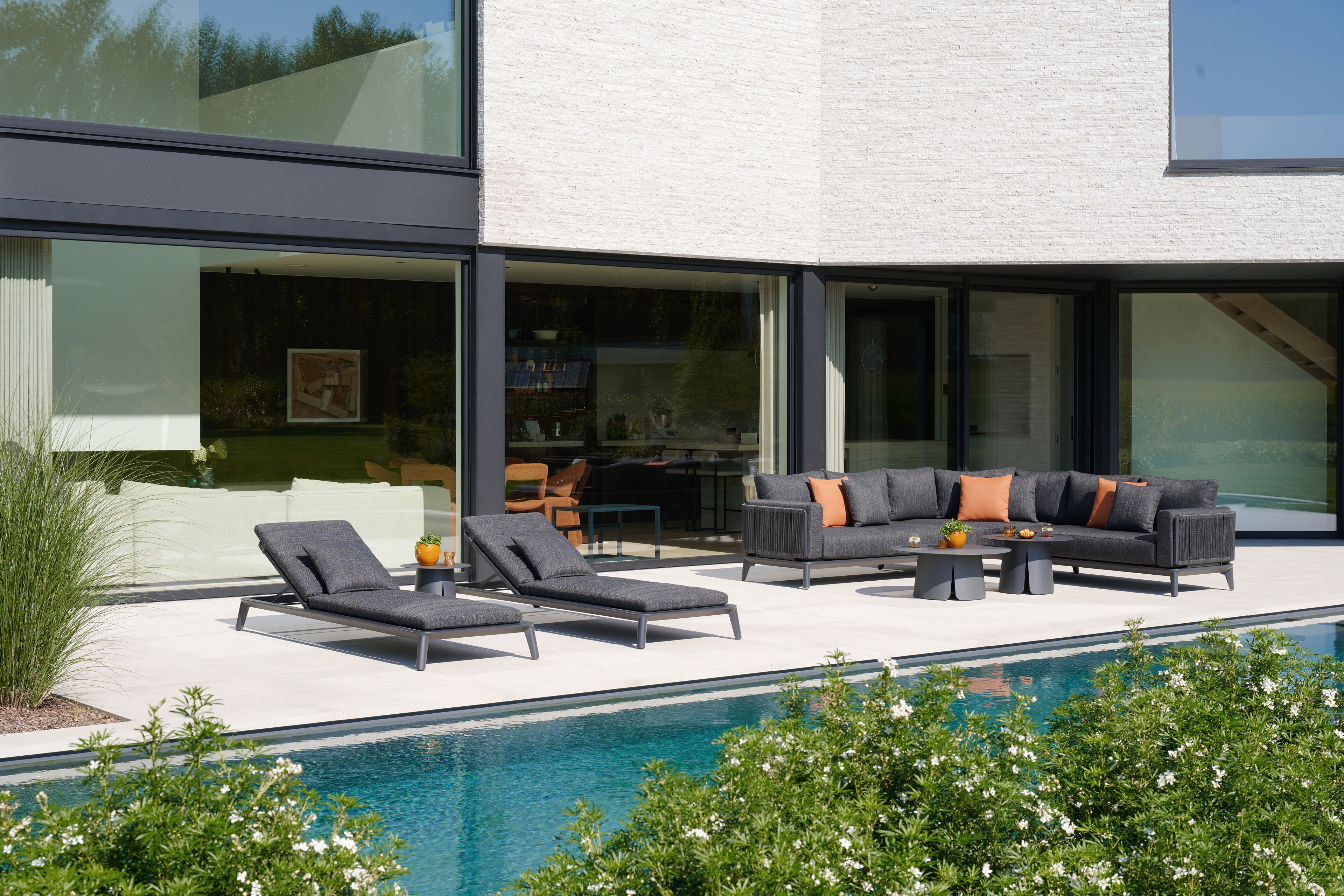 Mosa loungehoek in zwart aluminium en zwart gedraaide ronde wicker met sky black weather+ softtouch kussens