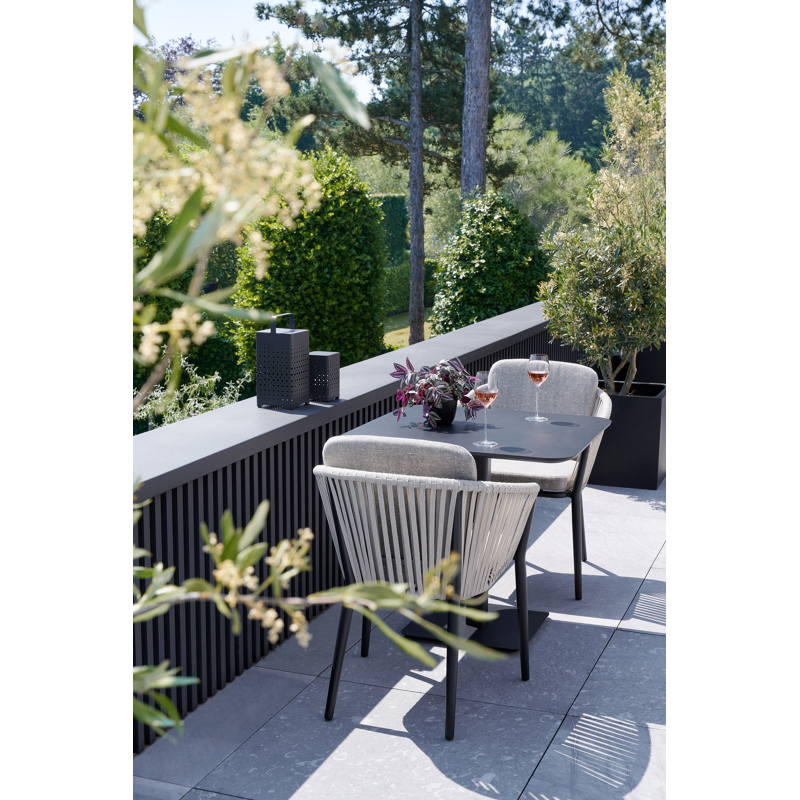 Orso tuinstoel in zwart aluminium en beige verticaal geweven rope met kussen in chartres pewter all weather sunbrella® luxe
